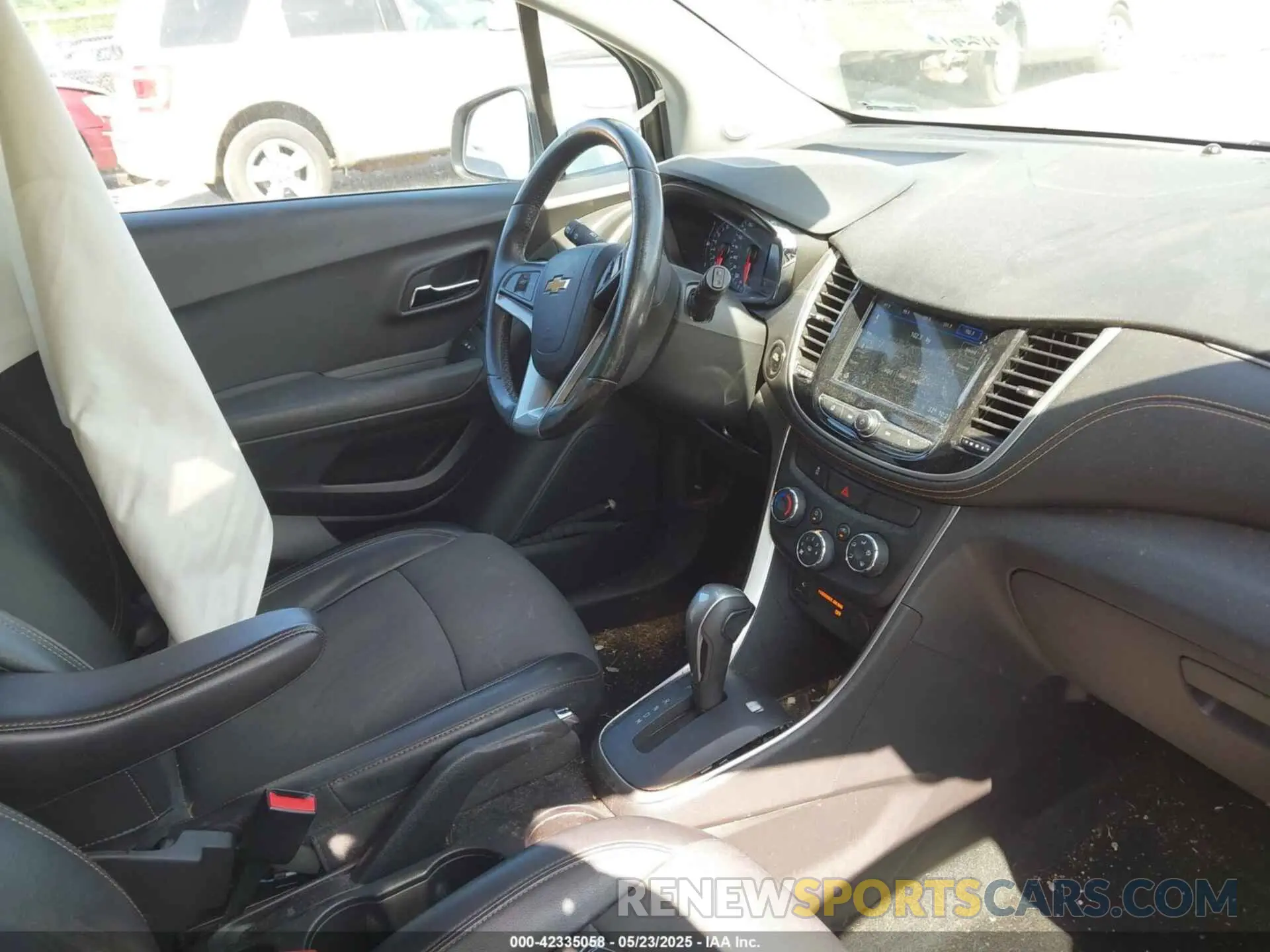 5 Photograph of a damaged car KL7CJLSB5KB771603 CHEVROLET TRAX 2019
