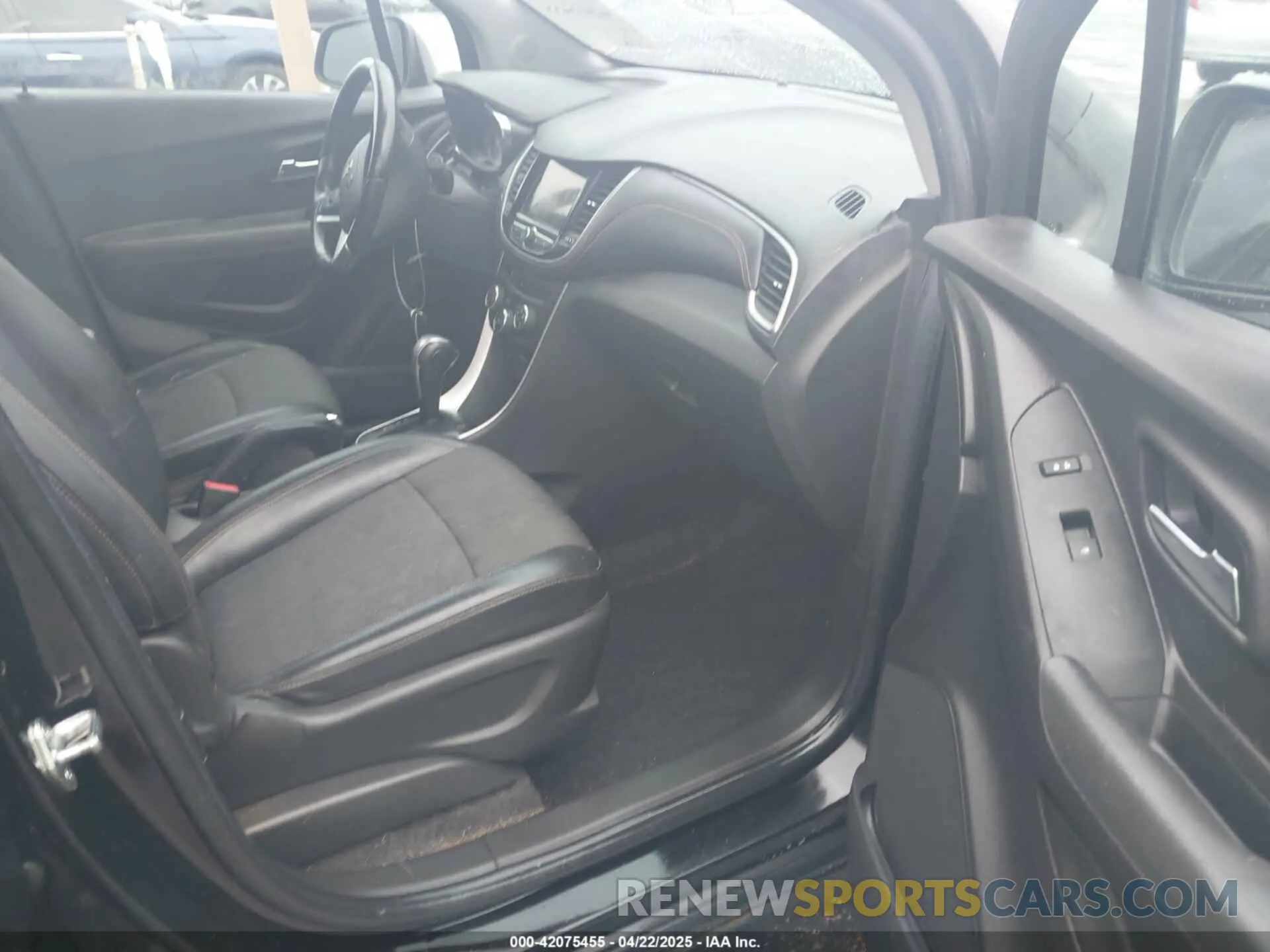 5 Photograph of a damaged car KL7CJLSB6KB734267 CHEVROLET TRAX 2019