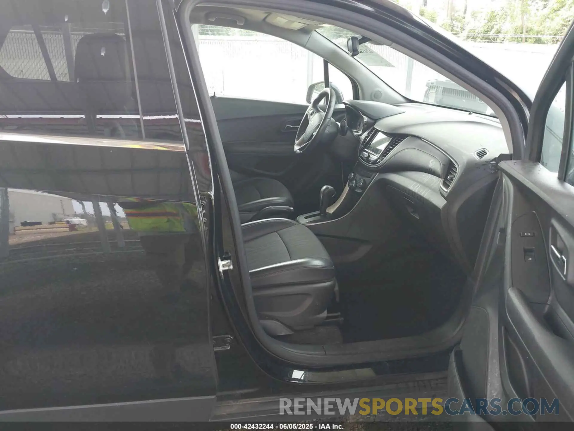 5 Photograph of a damaged car KL7CJLSB7KB744032 CHEVROLET TRAX 2019