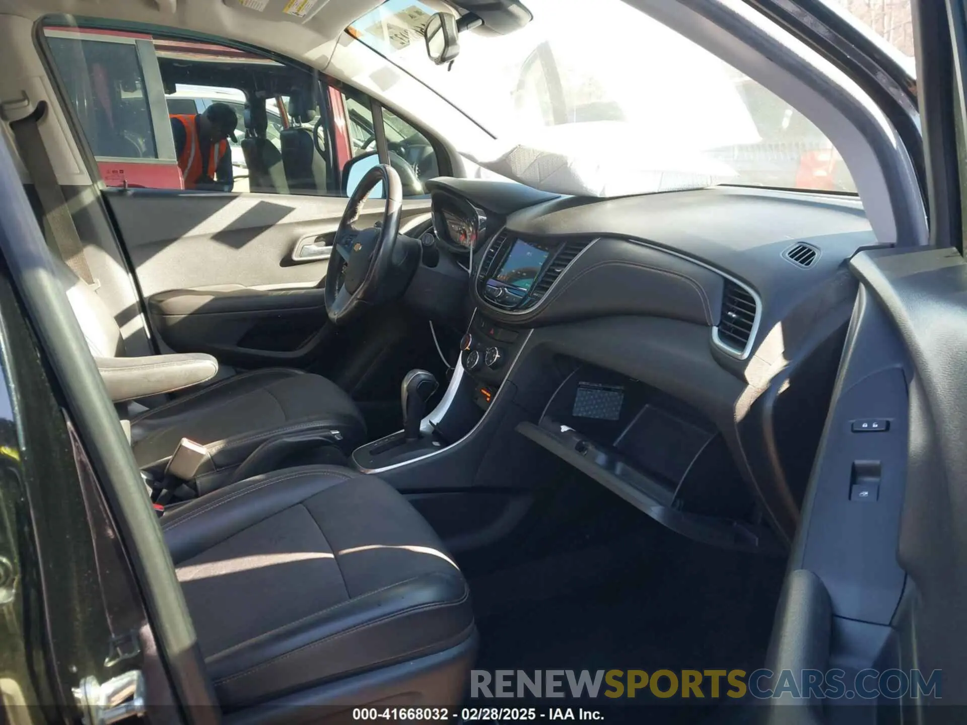 5 Photograph of a damaged car KL7CJLSB7KB825323 CHEVROLET TRAX 2019