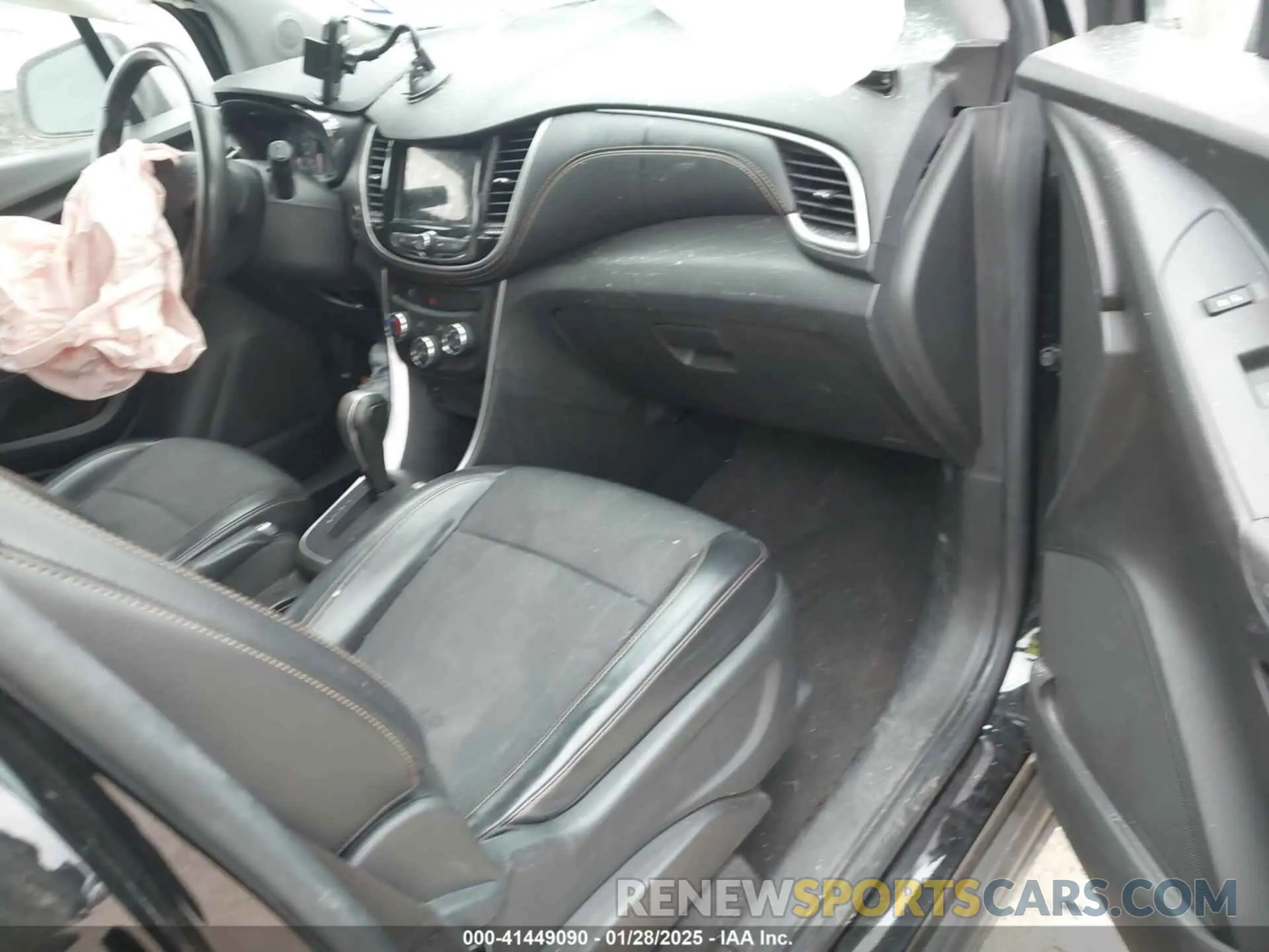 5 Photograph of a damaged car KL7CJLSBXKB742016 CHEVROLET TRAX 2019