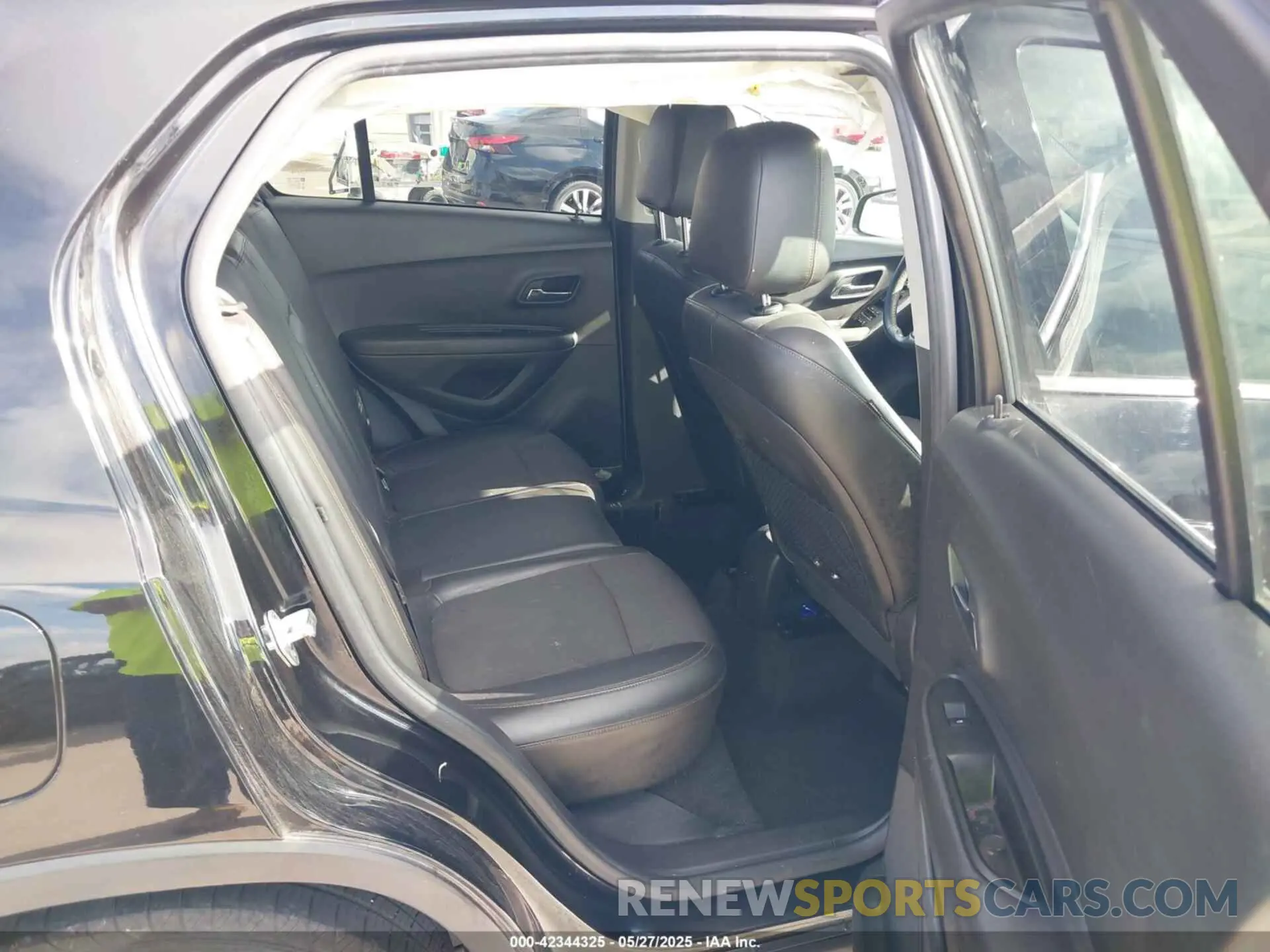 8 Photograph of a damaged car KL7CJLSBXKB847073 CHEVROLET TRAX 2019