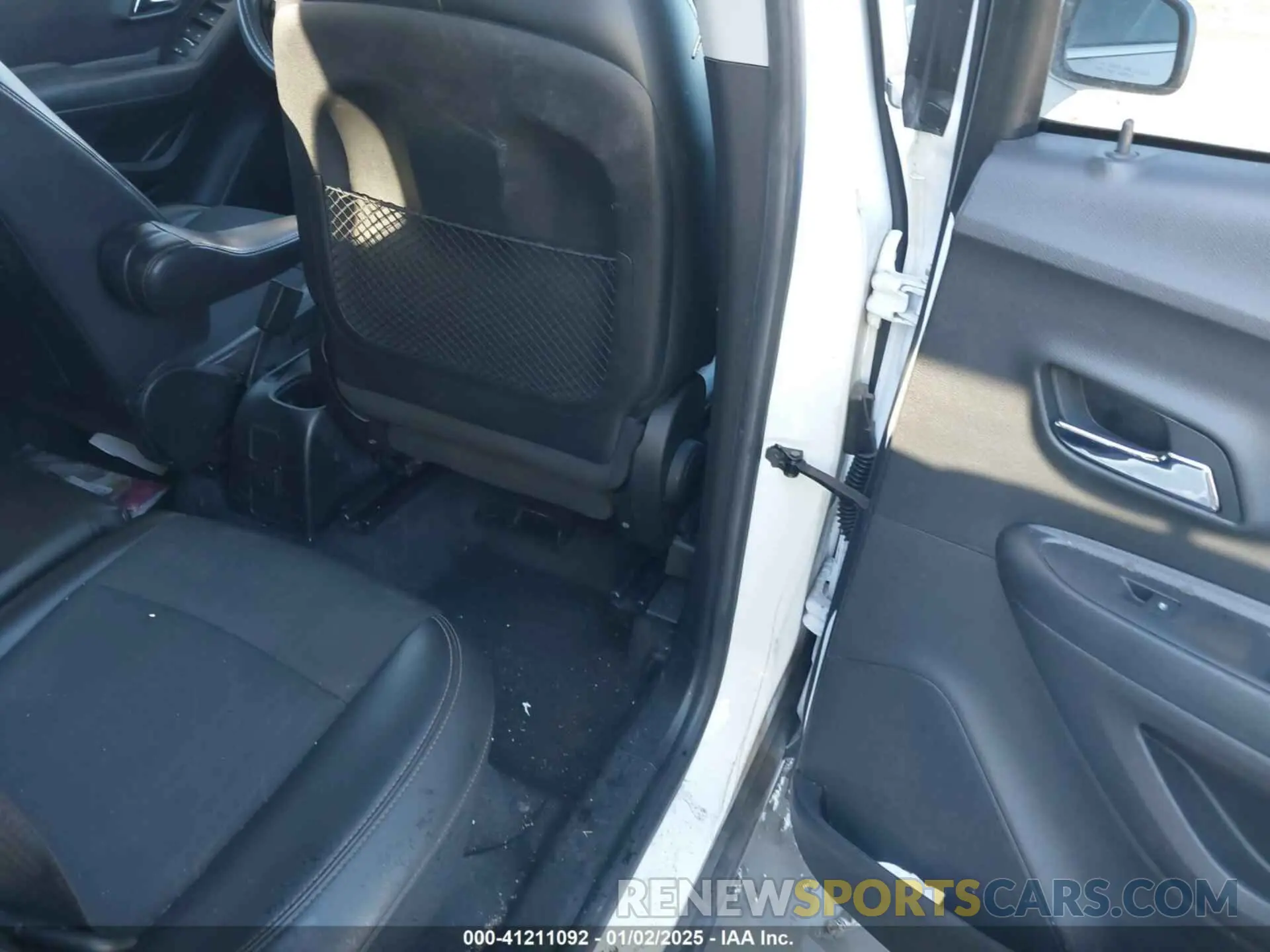 8 Photograph of a damaged car KL7CJLSBXKB937114 CHEVROLET TRAX 2019