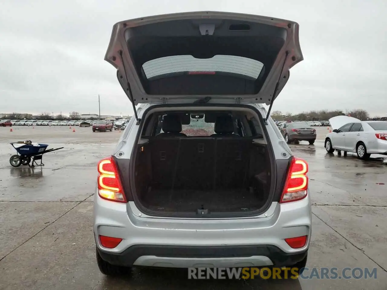 6 Photograph of a damaged car KL7CJLSBXKB958481 CHEVROLET TRAX 2019
