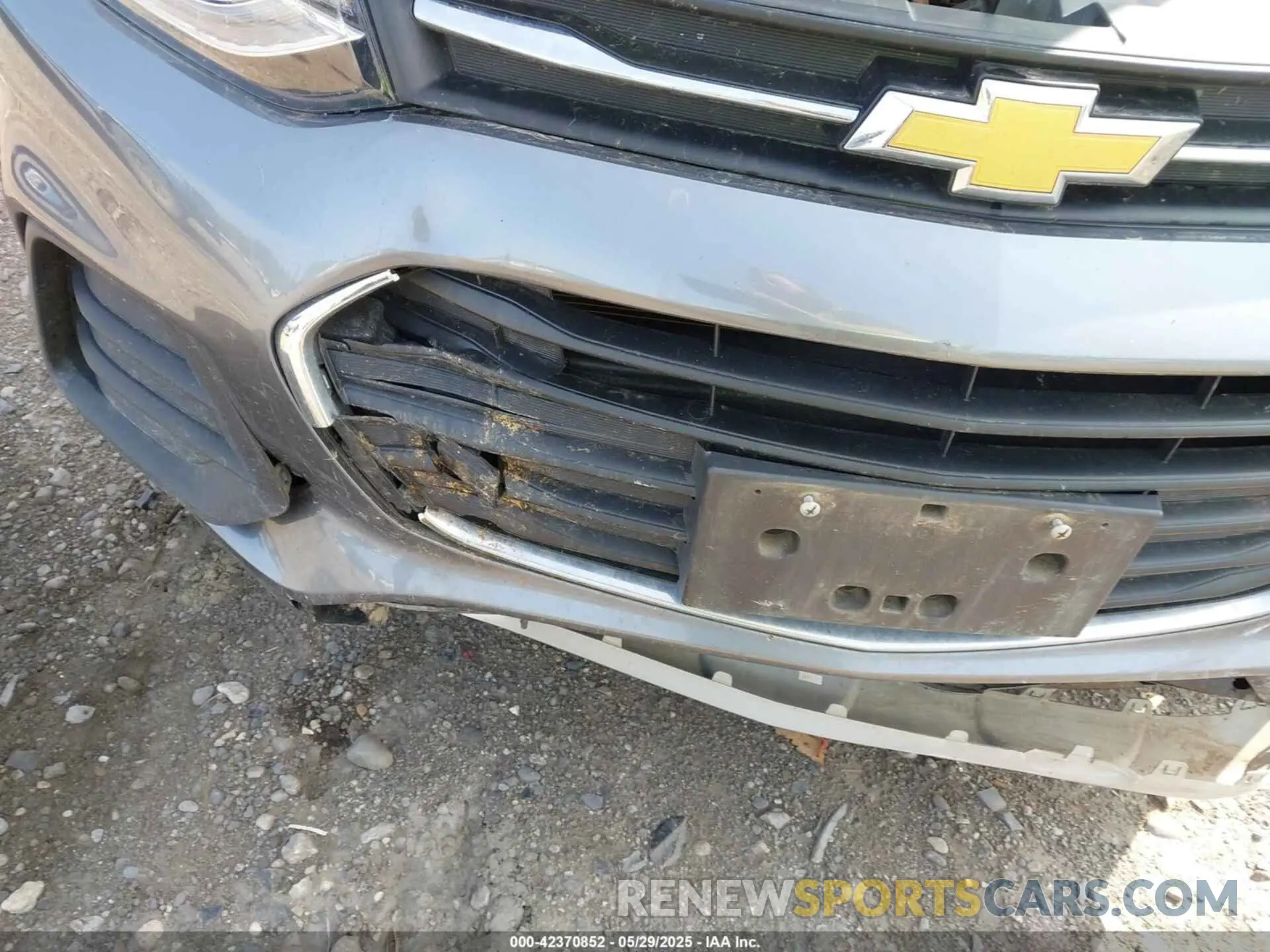 18 Photograph of a damaged car KL7CJPSB1KB744101 CHEVROLET TRAX 2019