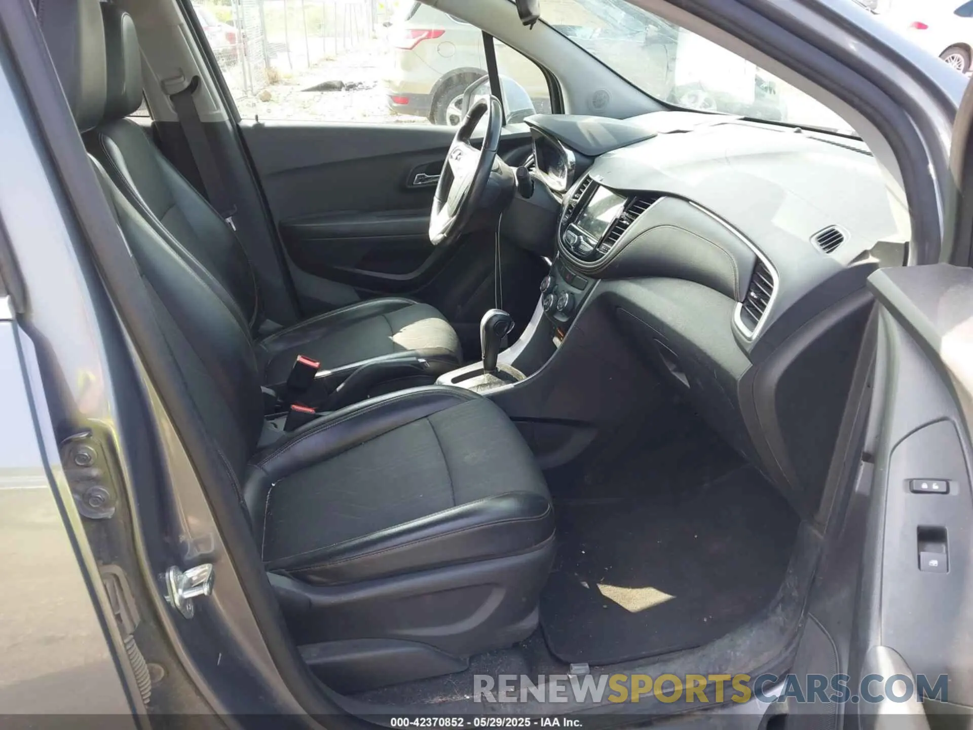 5 Photograph of a damaged car KL7CJPSB1KB744101 CHEVROLET TRAX 2019