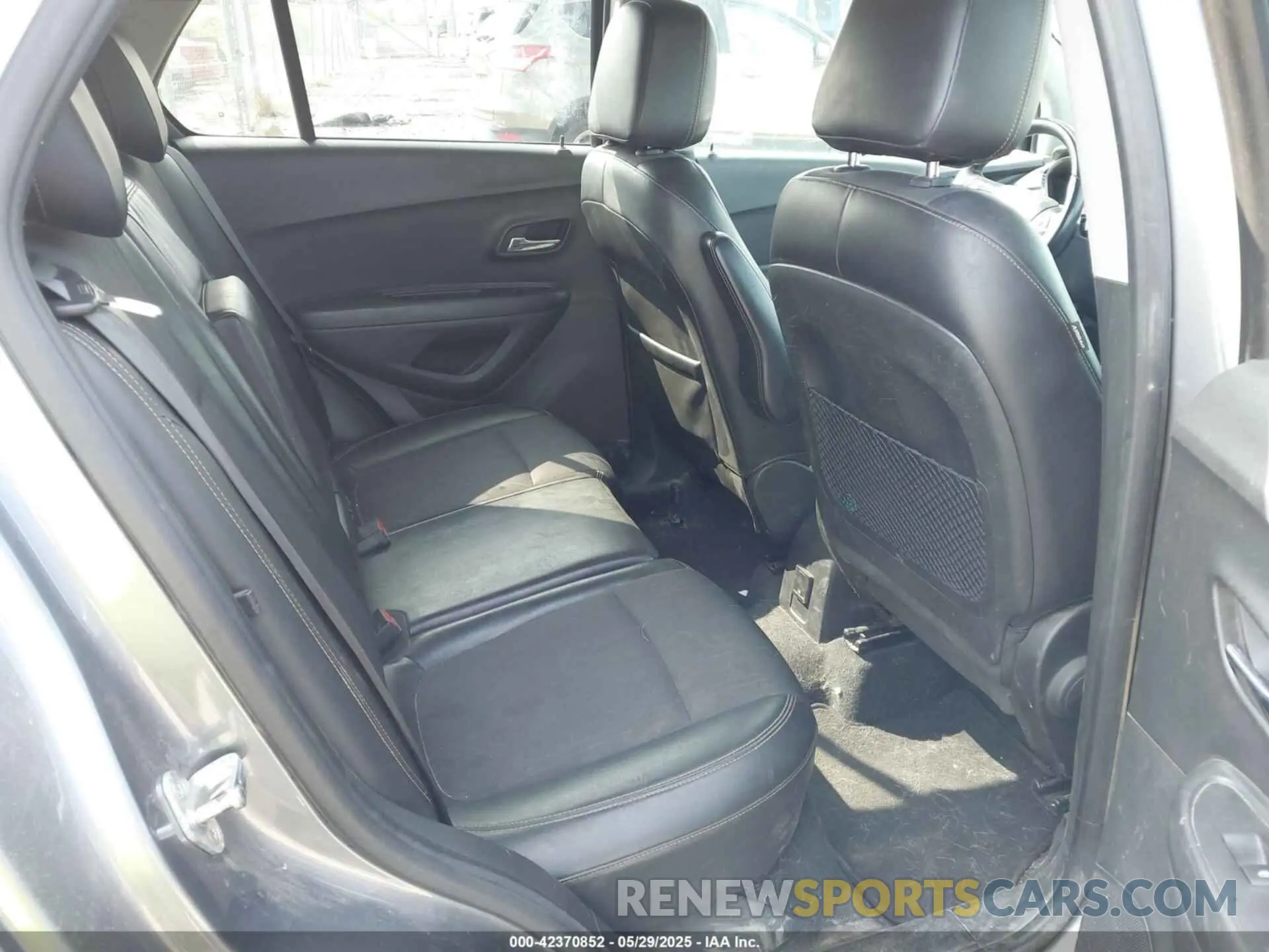 8 Photograph of a damaged car KL7CJPSB1KB744101 CHEVROLET TRAX 2019
