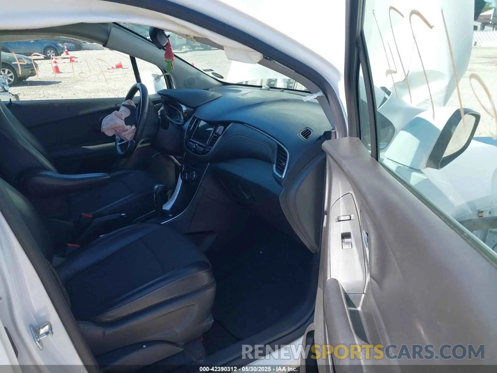 5 Photograph of a damaged car KL7CJPSB1KB861774 CHEVROLET TRAX 2019