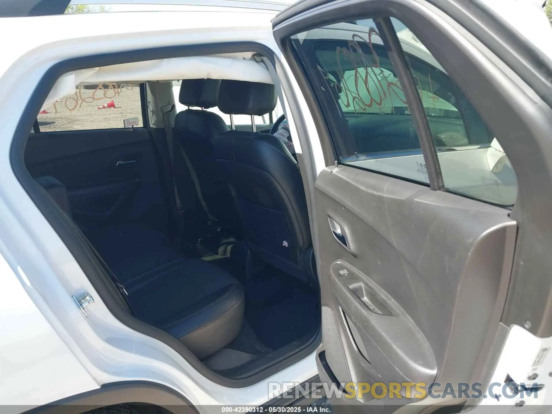 8 Photograph of a damaged car KL7CJPSB1KB861774 CHEVROLET TRAX 2019