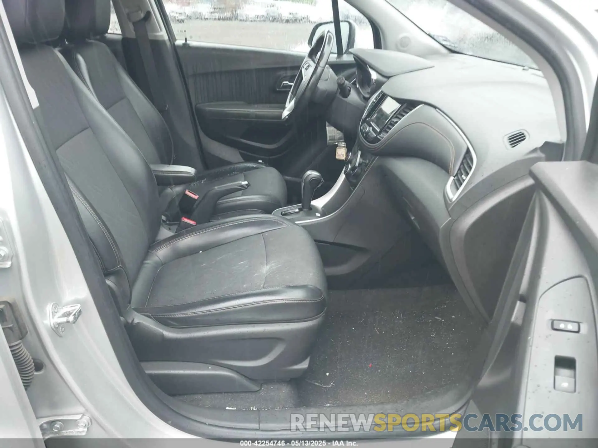 5 Photograph of a damaged car KL7CJPSB4KB806025 CHEVROLET TRAX 2019