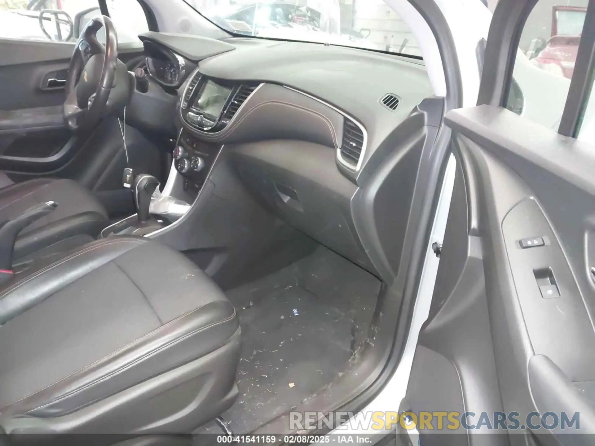 5 Photograph of a damaged car KL7CJPSB4KB830695 CHEVROLET TRAX 2019