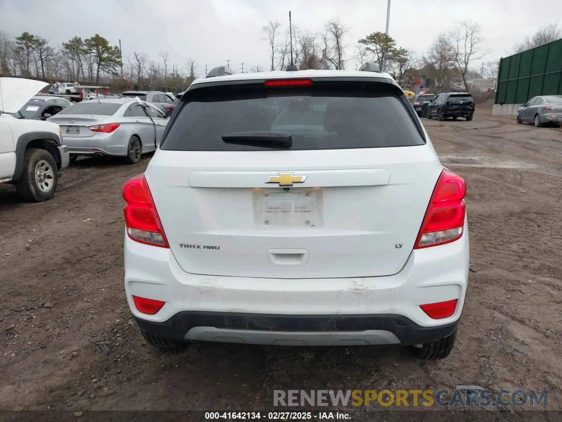 17 Photograph of a damaged car KL7CJPSB4KB940338 CHEVROLET TRAX 2019