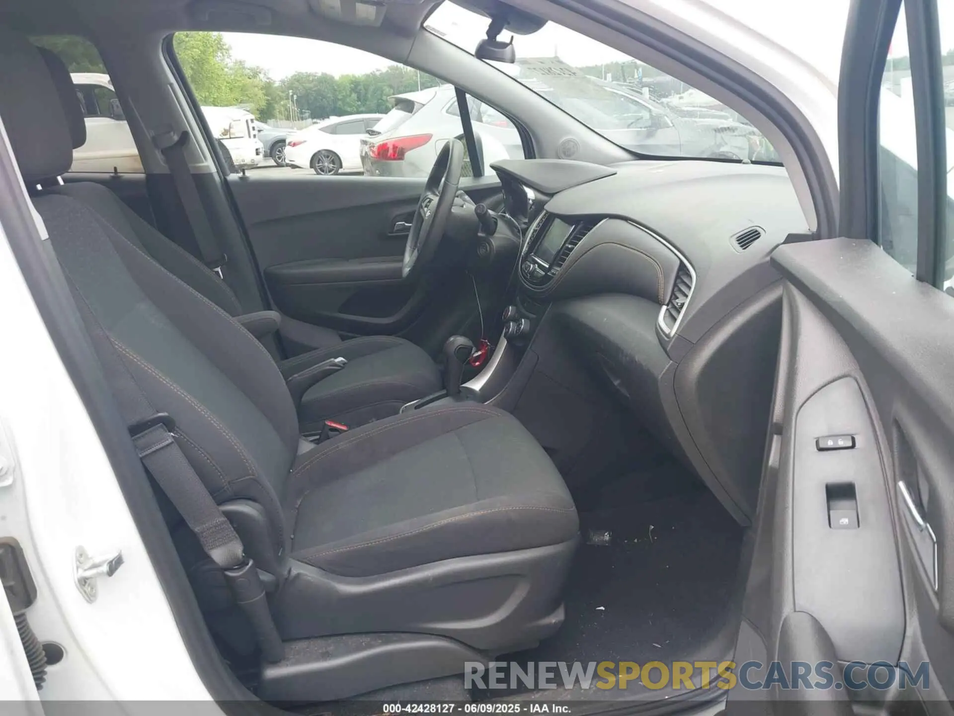 5 Photograph of a damaged car 3GNCJKSB1LL304974 CHEVROLET TRAX 2020