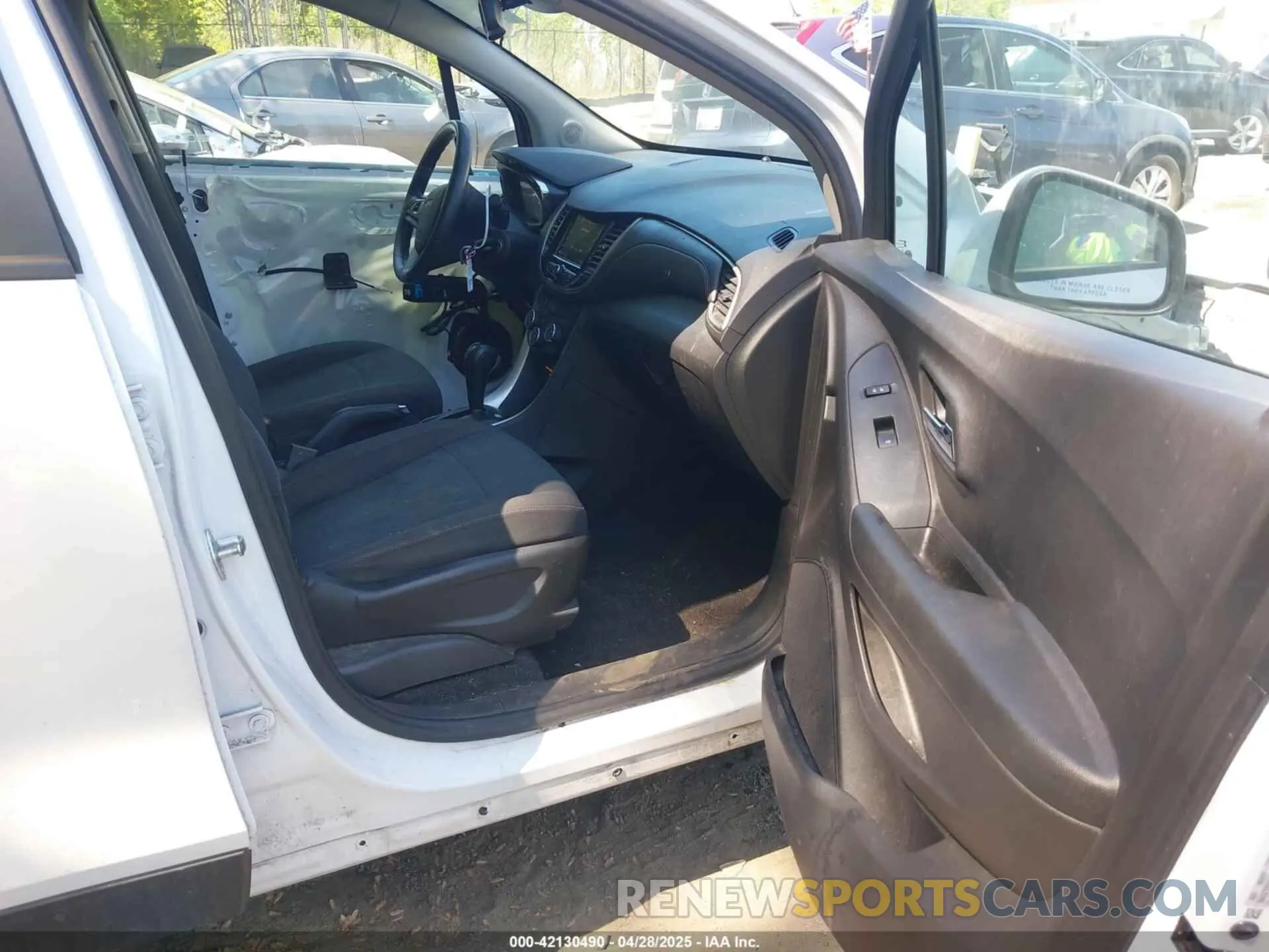 5 Photograph of a damaged car 3GNCJKSB3LL331660 CHEVROLET TRAX 2020