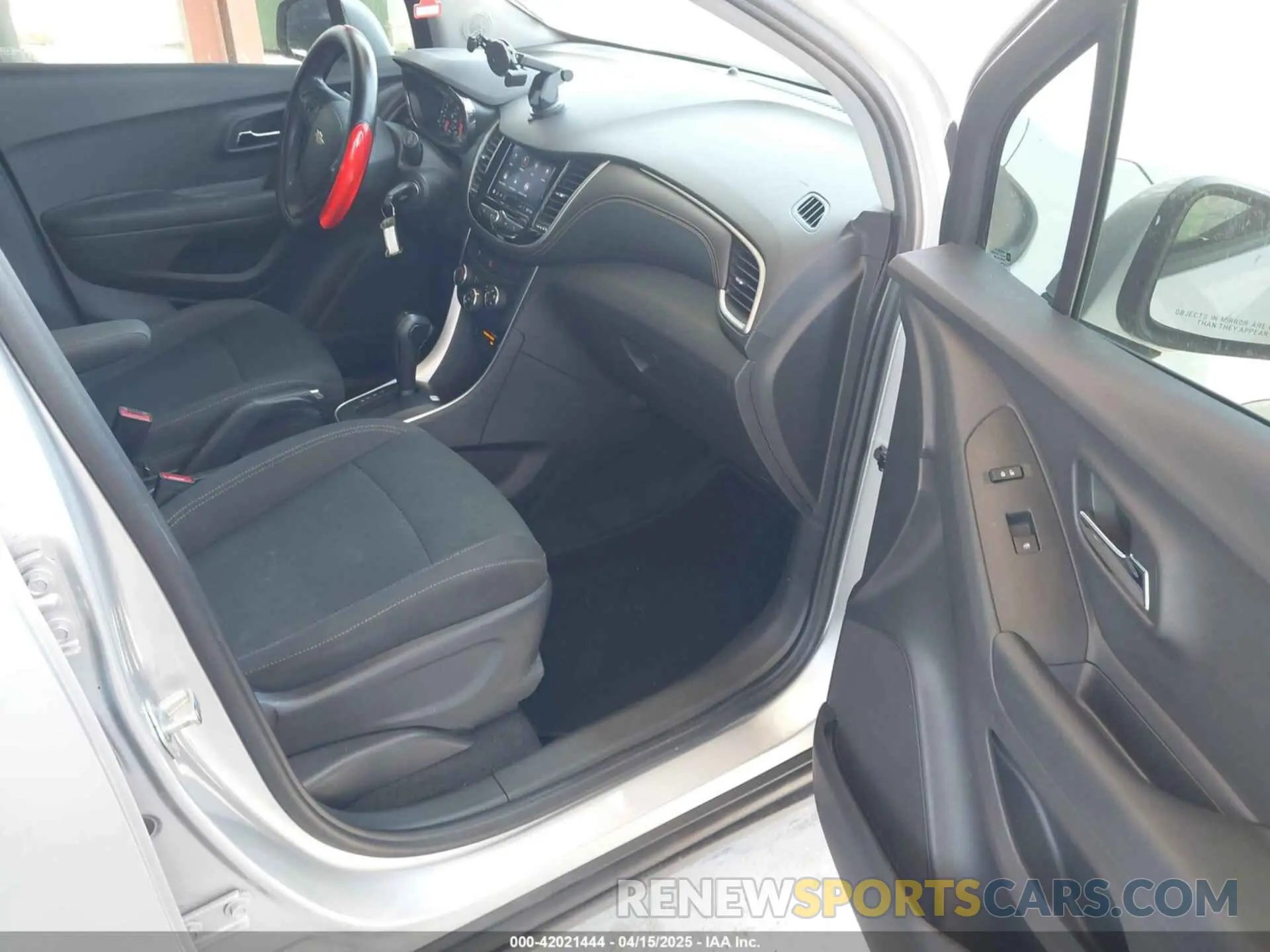 5 Photograph of a damaged car 3GNCJKSB6LL213456 CHEVROLET TRAX 2020