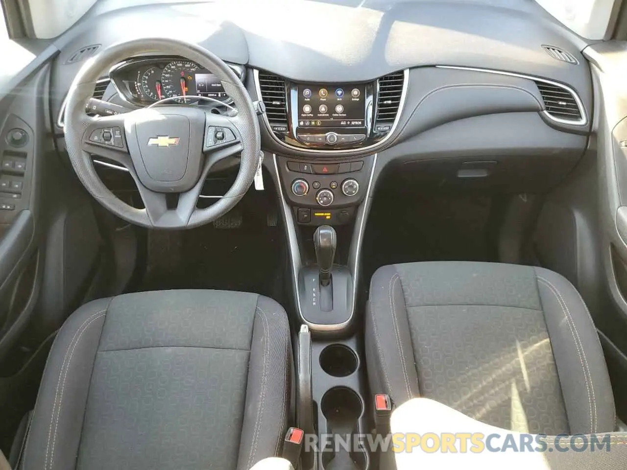 8 Photograph of a damaged car 3GNCJKSB6LL247381 CHEVROLET TRAX 2020