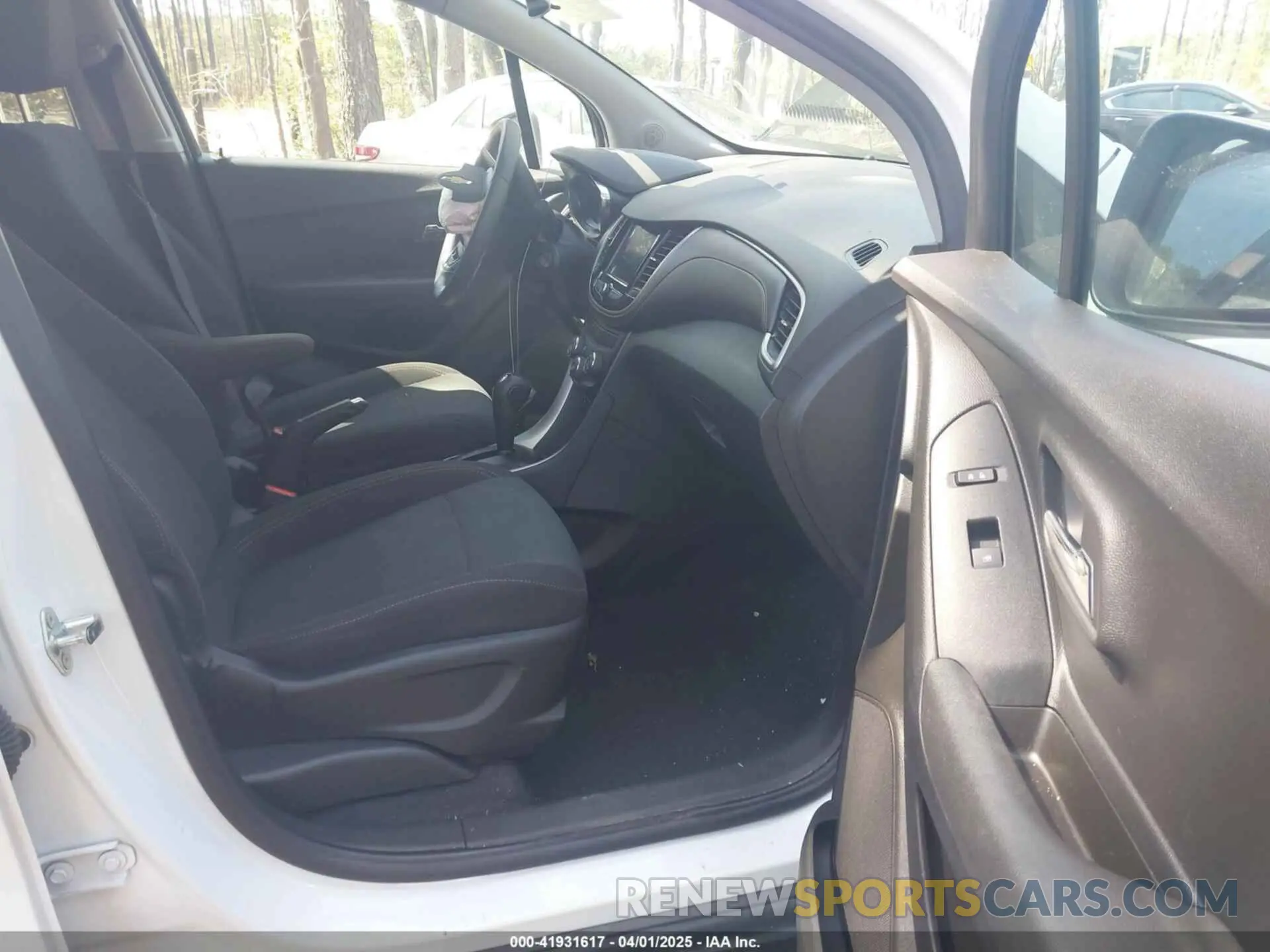 5 Photograph of a damaged car 3GNCJKSB8LL116307 CHEVROLET TRAX 2020