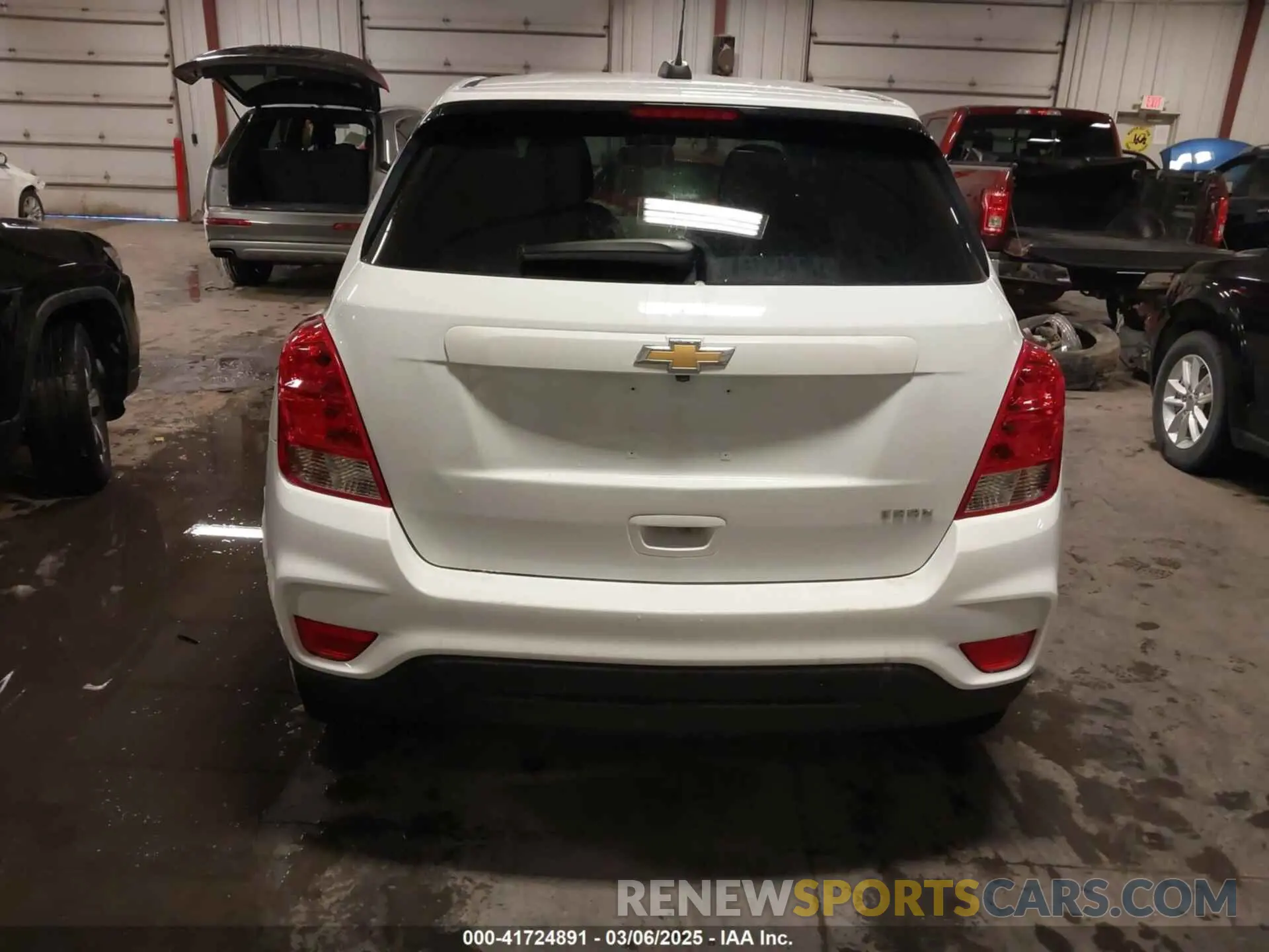 18 Photograph of a damaged car 3GNCJKSB8LL294444 CHEVROLET TRAX 2020