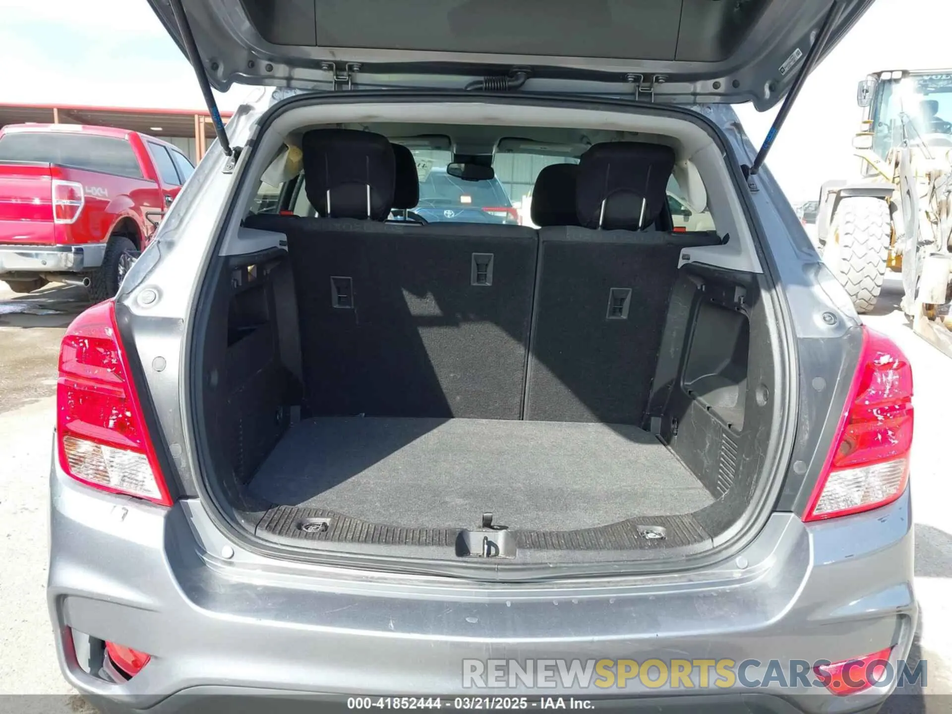 18 Photograph of a damaged car 3GNCJKSBXLL230292 CHEVROLET TRAX 2020