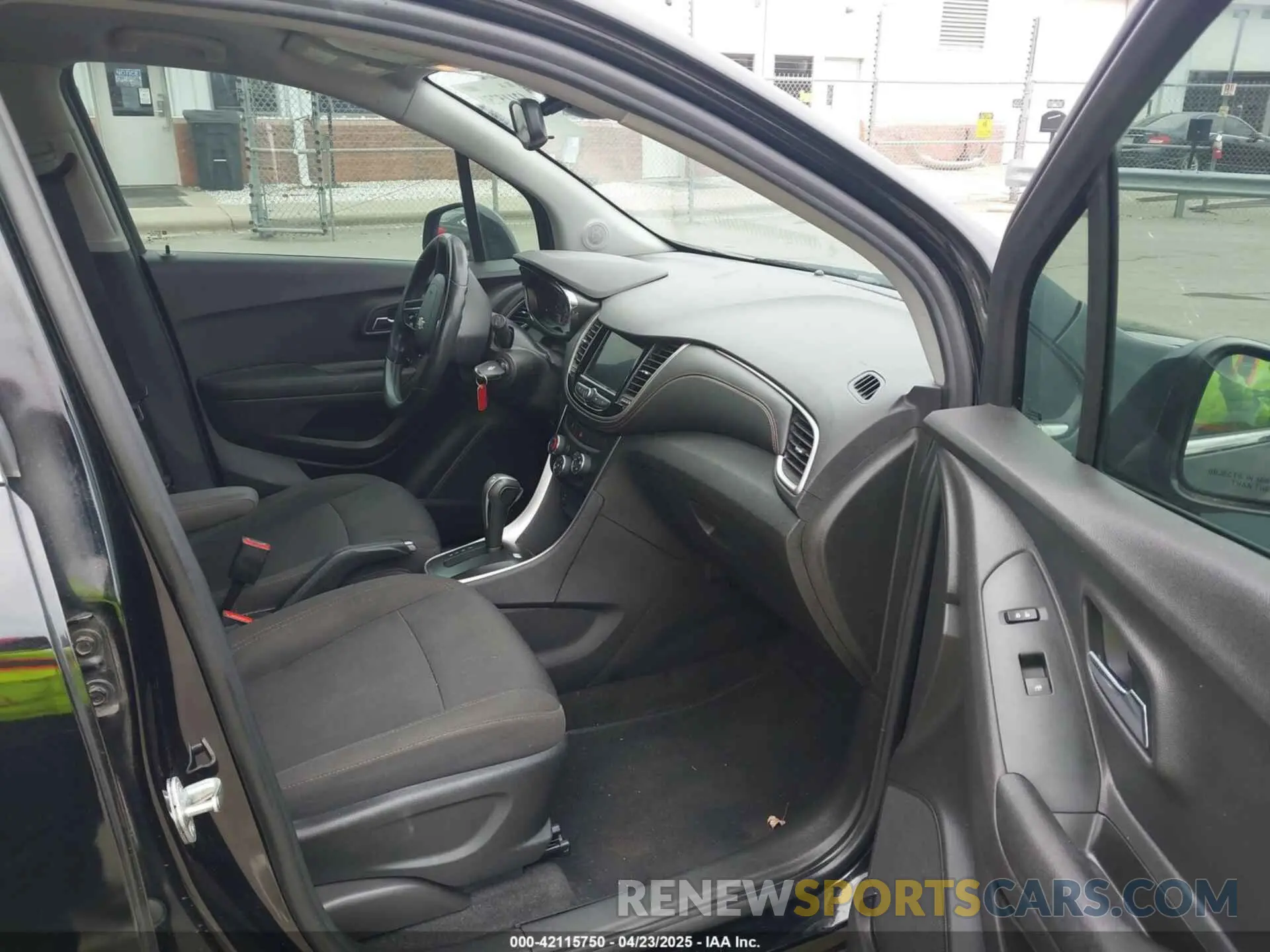 5 Photograph of a damaged car 3GNCJLSB8LL333975 CHEVROLET TRAX 2020