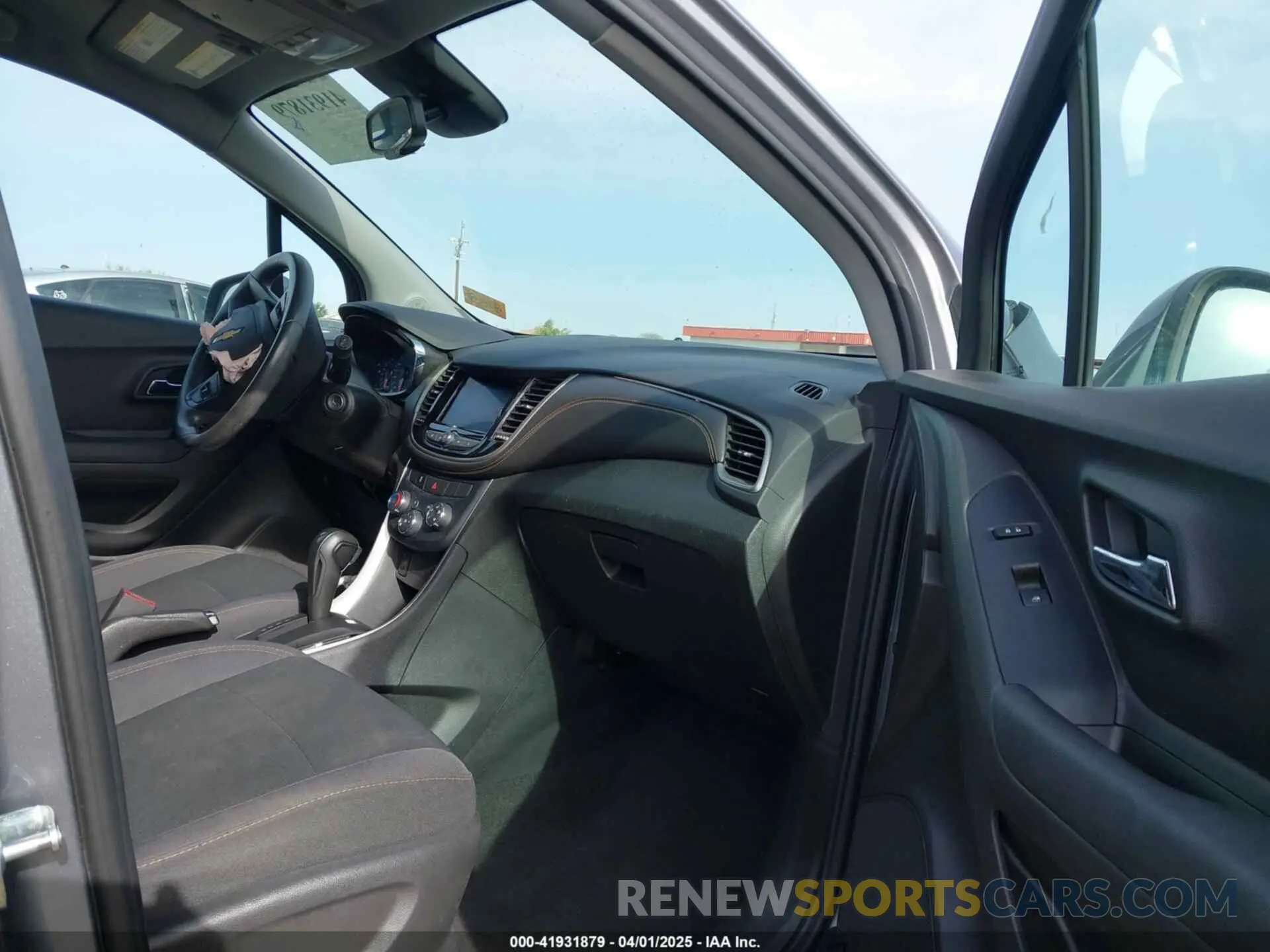 5 Photograph of a damaged car 3GNCJNSB1LL271850 CHEVROLET TRAX 2020