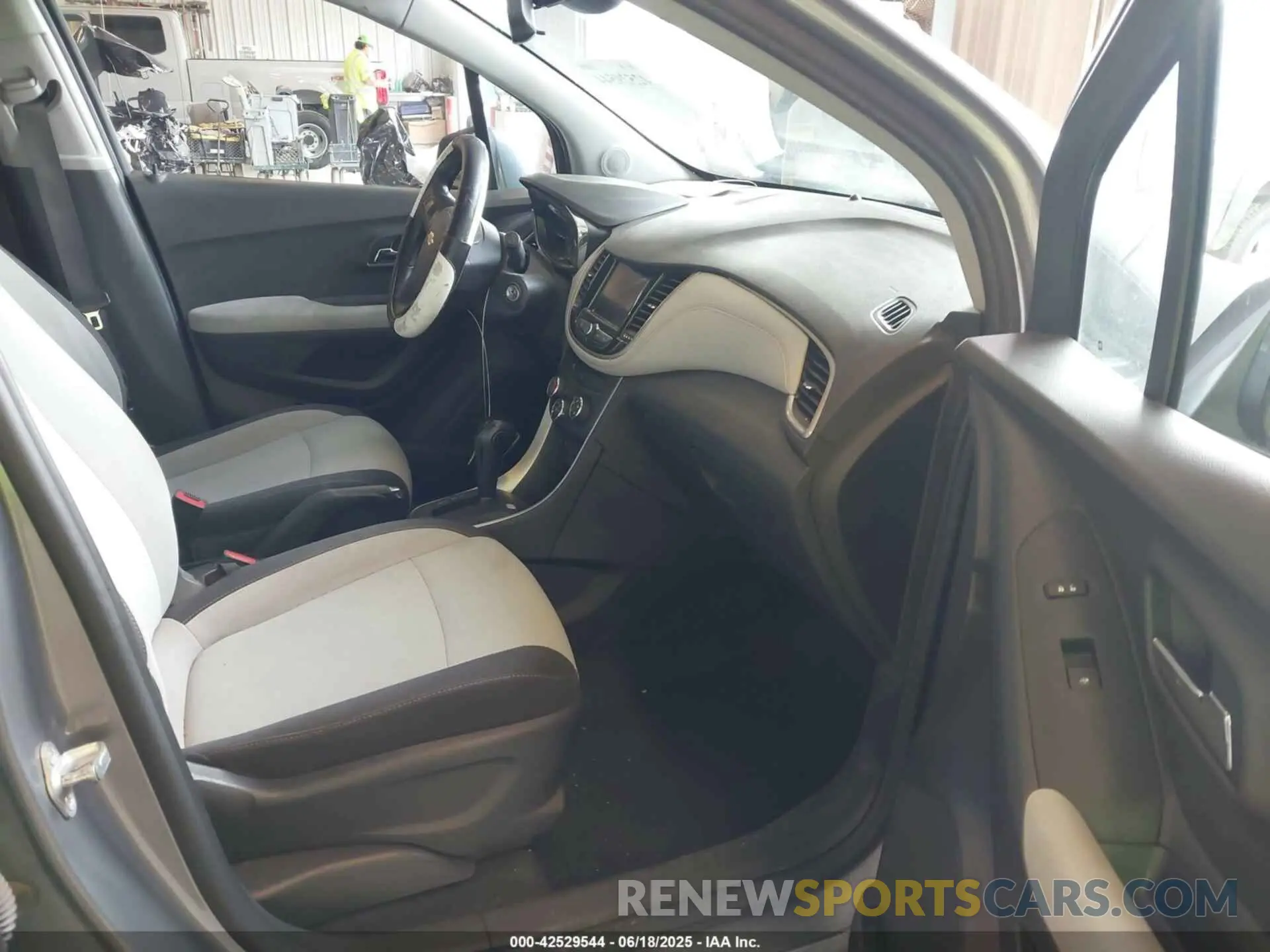 5 Photograph of a damaged car 3GNCJNSB3LL213660 CHEVROLET TRAX 2020