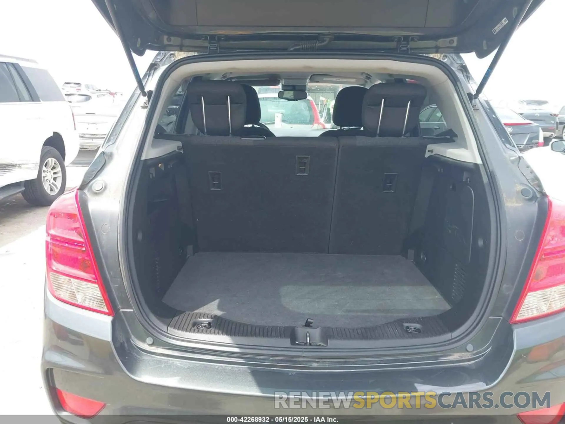 17 Photograph of a damaged car 3GNCJNSB6LL193338 CHEVROLET TRAX 2020