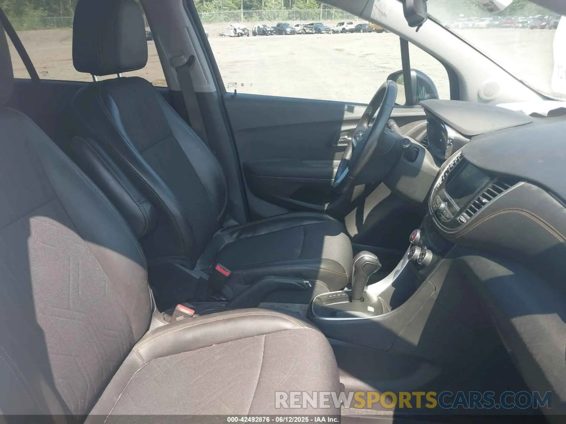 5 Photograph of a damaged car 3GNCJPSB3LL302317 CHEVROLET TRAX 2020
