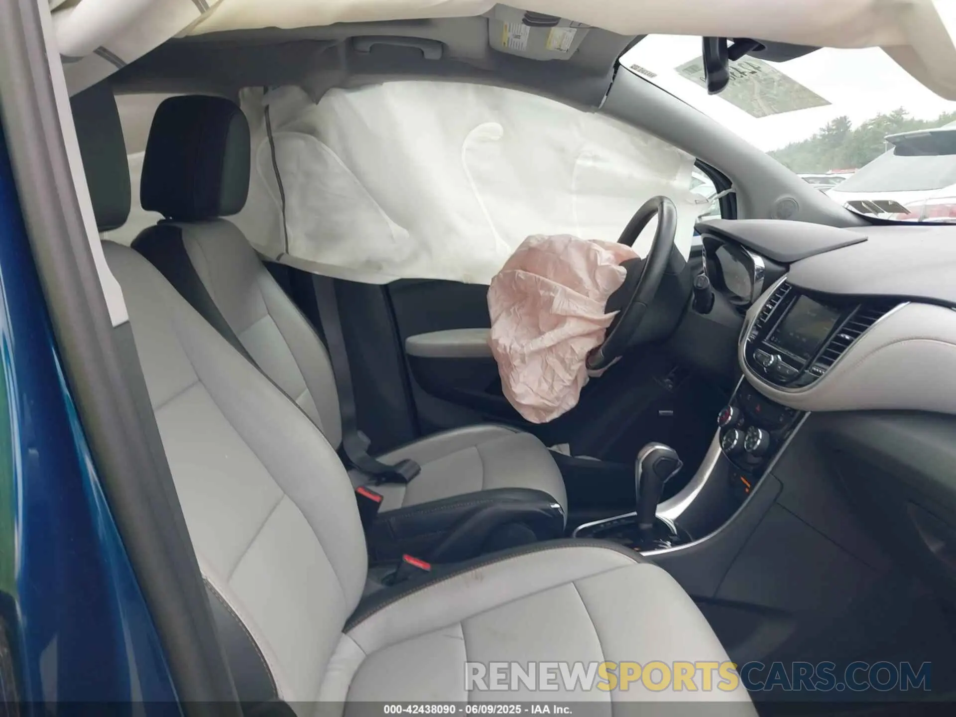 5 Photograph of a damaged car 3GNCJRSB1LL249645 CHEVROLET TRAX 2020