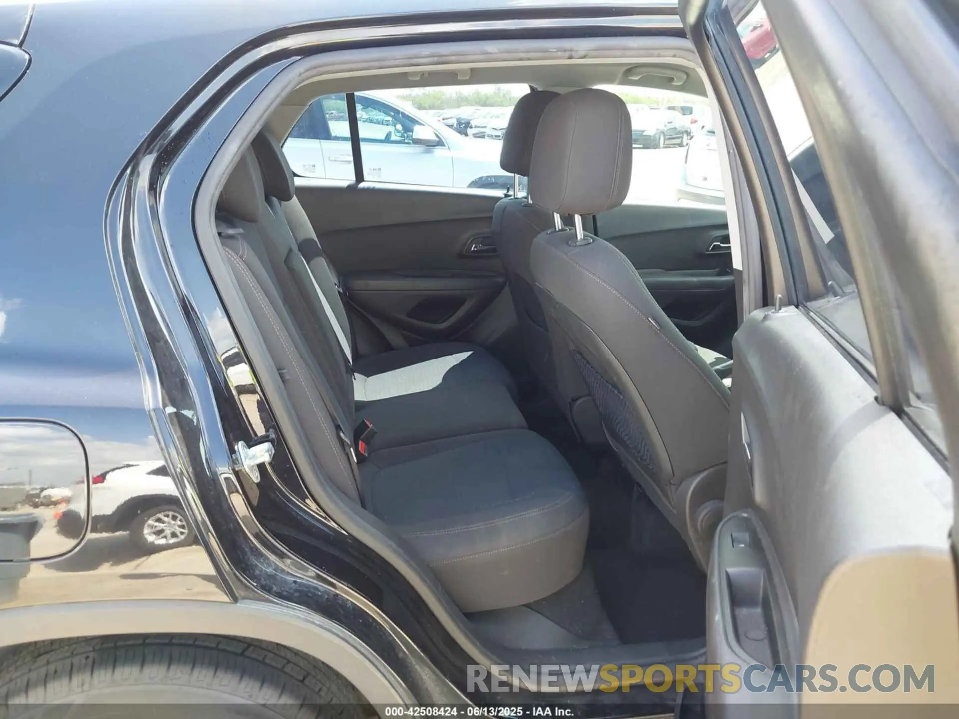 8 Photograph of a damaged car KL7CJKSB0LB073346 CHEVROLET TRAX 2020