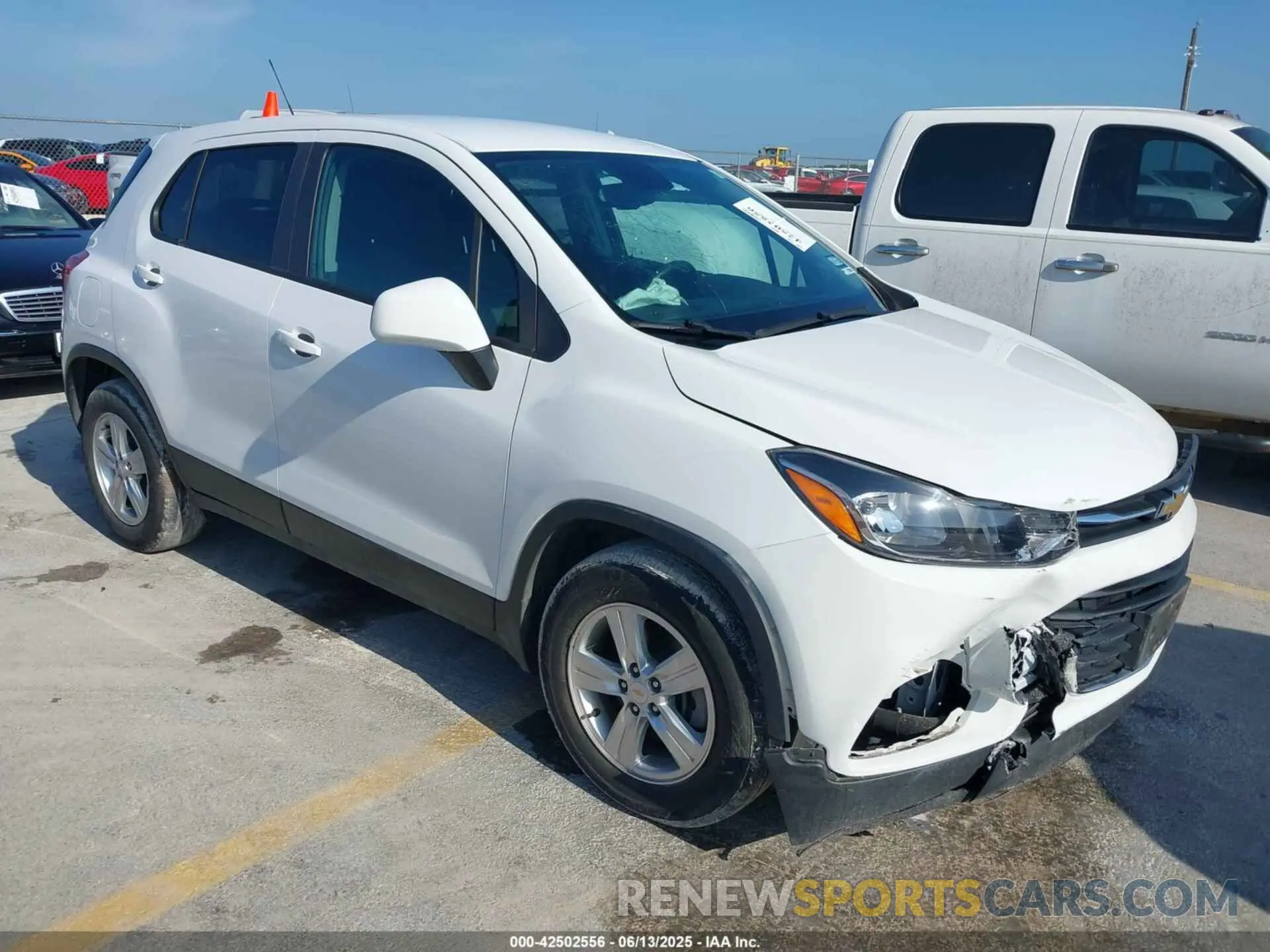 1 Photograph of a damaged car KL7CJKSB1LB059083 CHEVROLET TRAX 2020