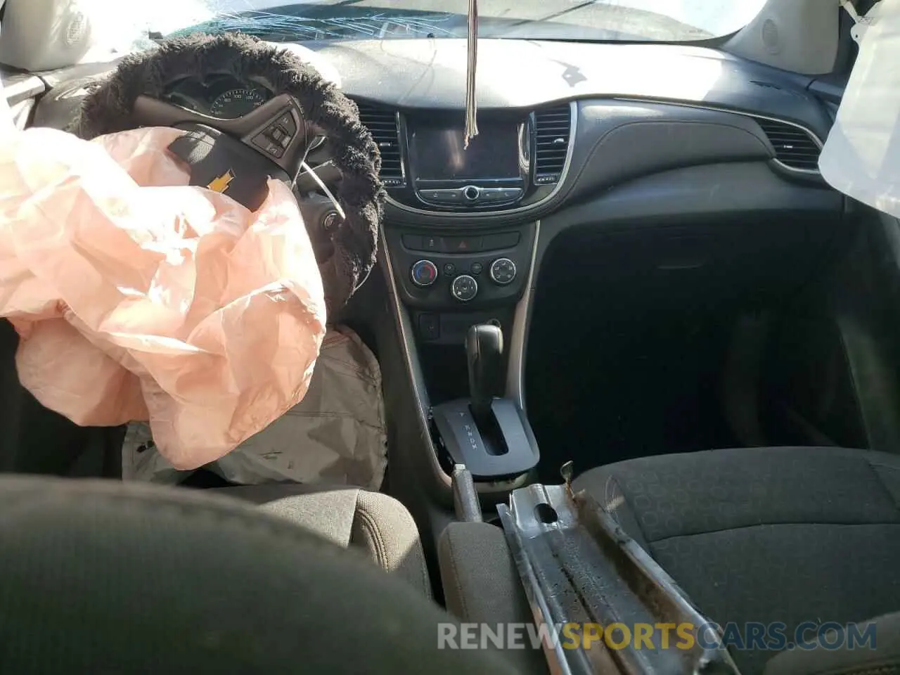 8 Photograph of a damaged car KL7CJKSB1LB312743 CHEVROLET TRAX 2020