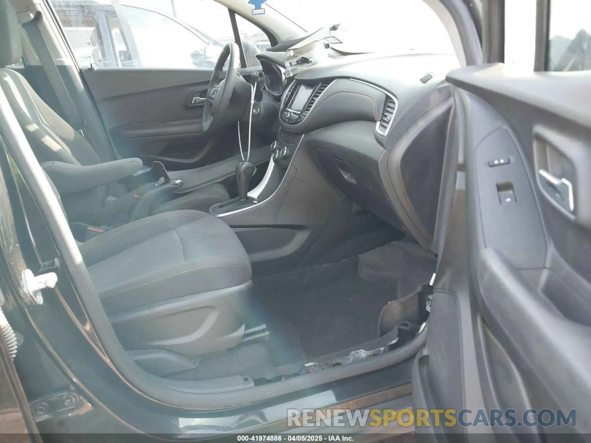 5 Photograph of a damaged car KL7CJKSB2LB065409 CHEVROLET TRAX 2020