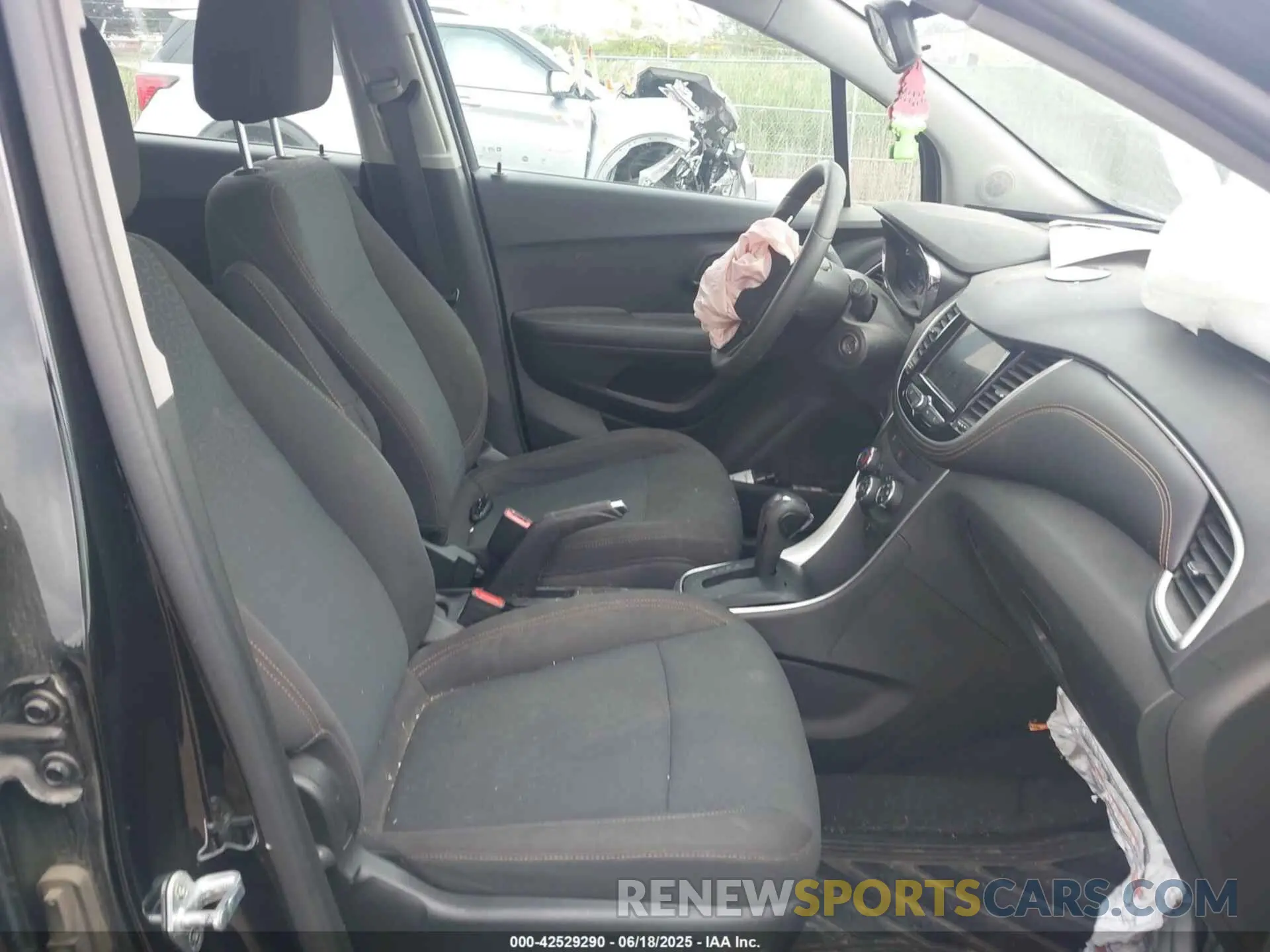 5 Photograph of a damaged car KL7CJKSB2LB086759 CHEVROLET TRAX 2020