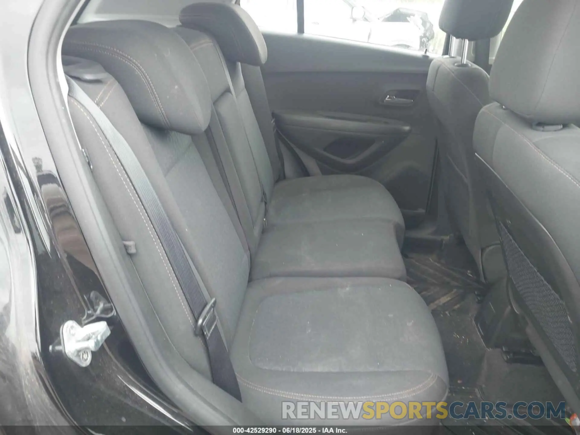 8 Photograph of a damaged car KL7CJKSB2LB086759 CHEVROLET TRAX 2020