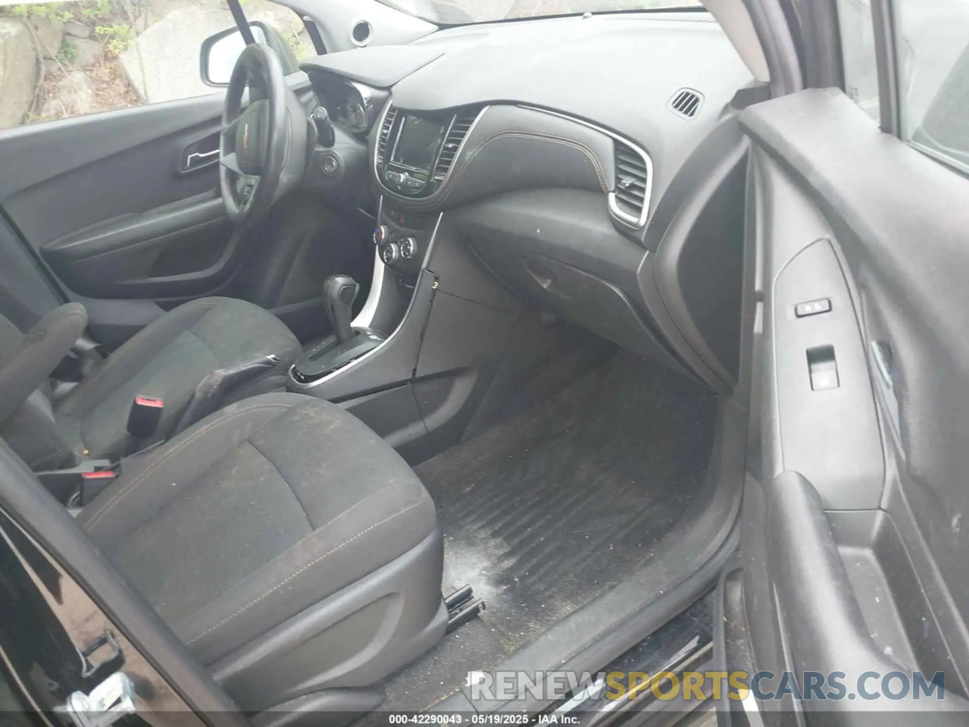 5 Photograph of a damaged car KL7CJKSB3LB324568 CHEVROLET TRAX 2020