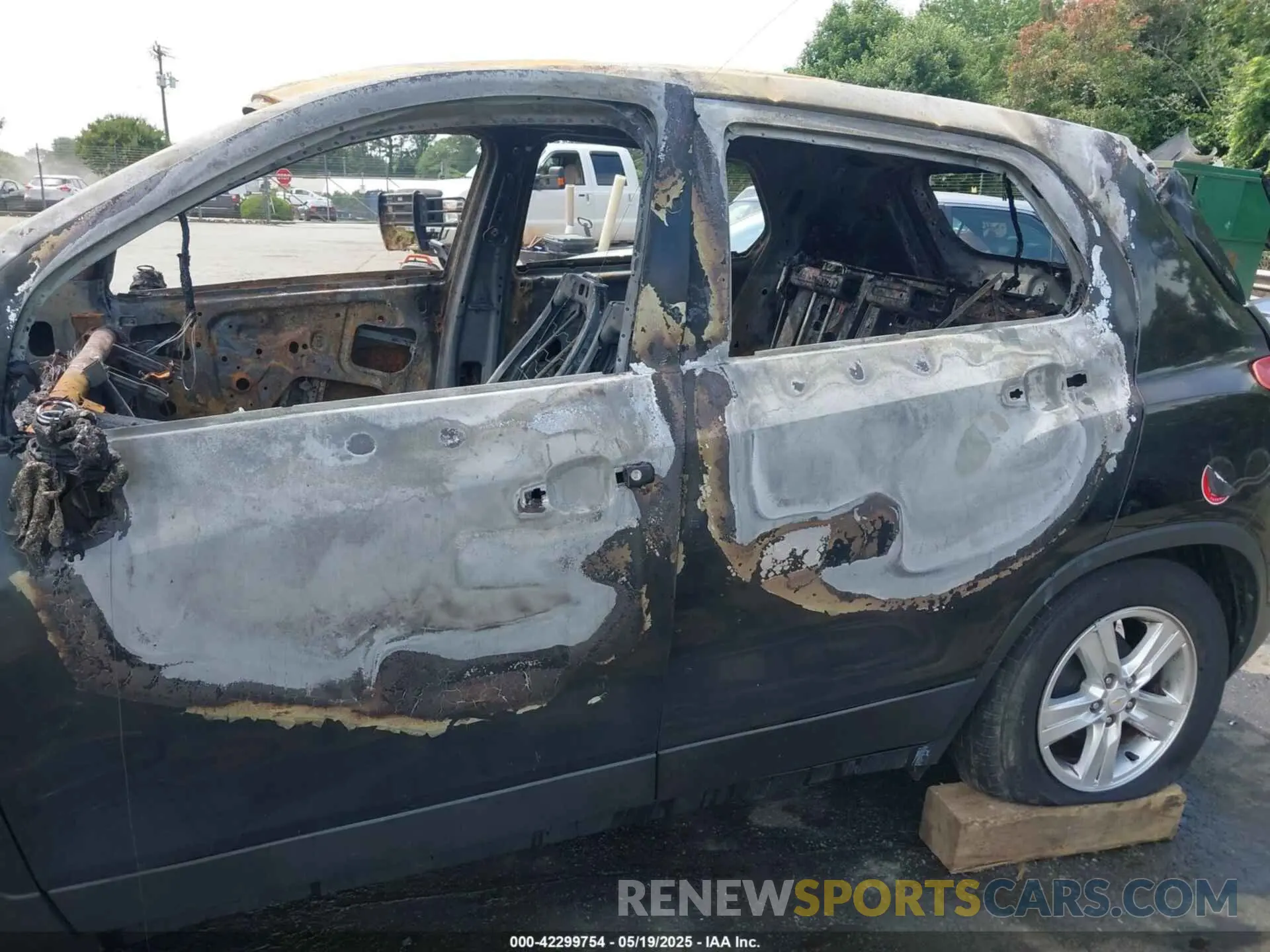 13 Photograph of a damaged car KL7CJKSB5LB062004 CHEVROLET TRAX 2020