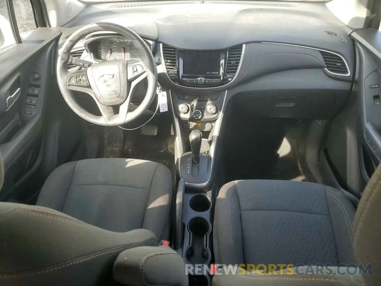 8 Photograph of a damaged car KL7CJKSB5LB062844 CHEVROLET TRAX 2020