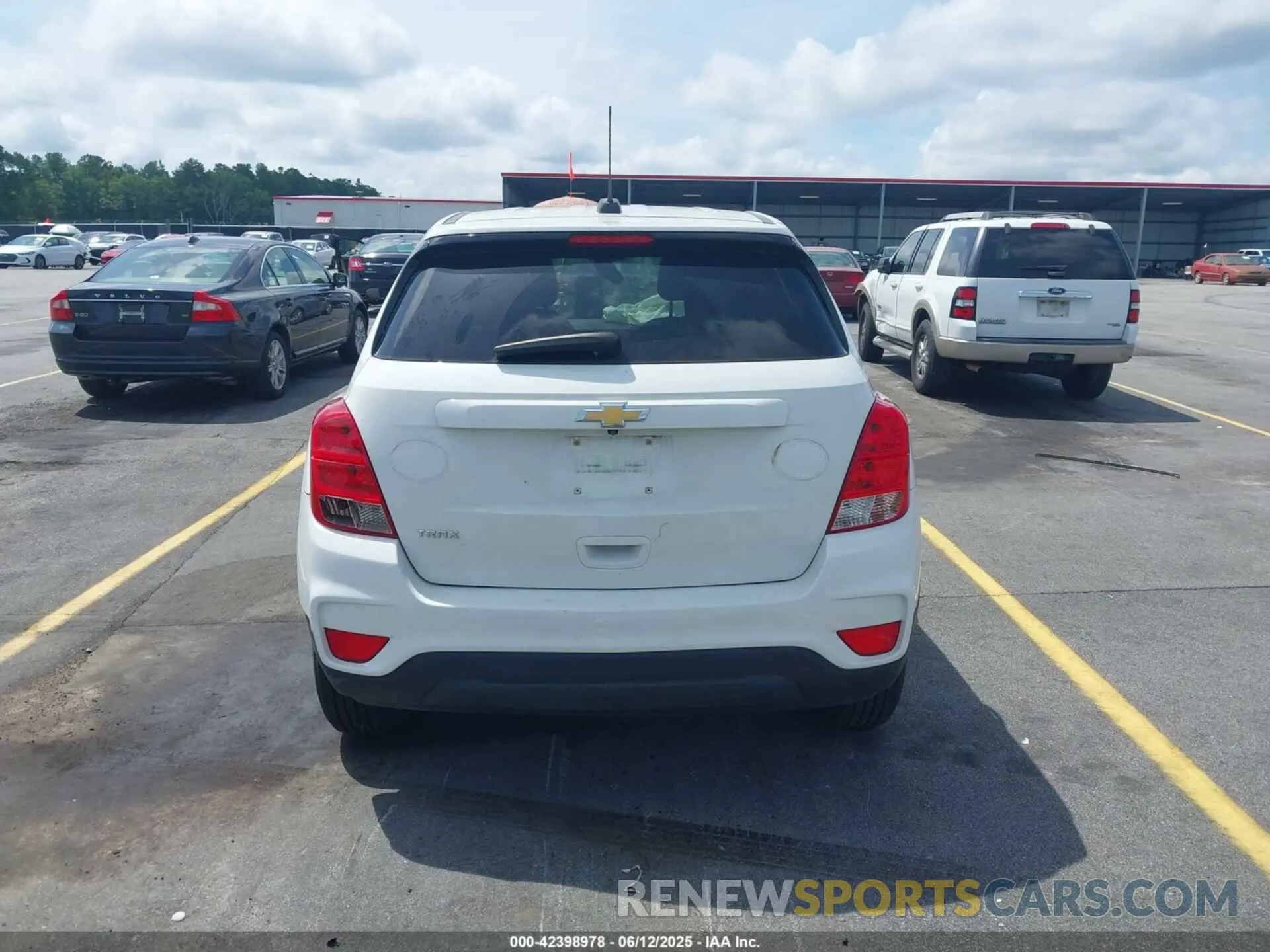 17 Photograph of a damaged car KL7CJKSB6LB030937 CHEVROLET TRAX 2020