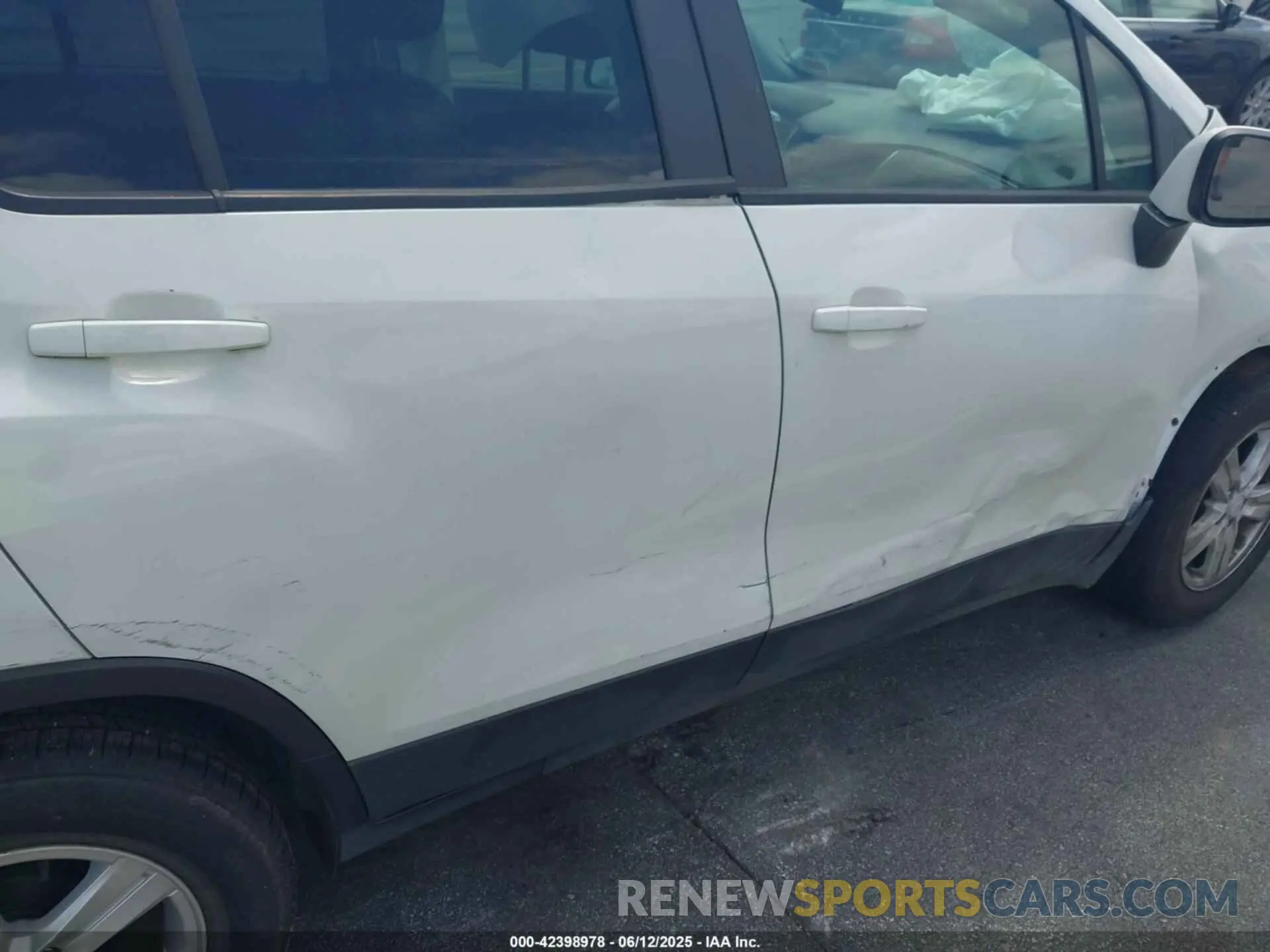 18 Photograph of a damaged car KL7CJKSB6LB030937 CHEVROLET TRAX 2020