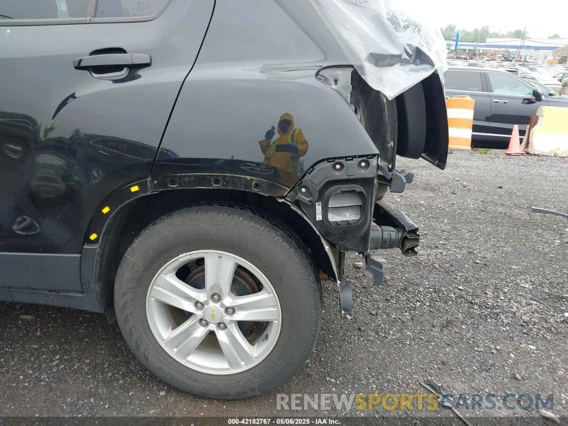 17 Photograph of a damaged car KL7CJKSB6LB324435 CHEVROLET TRAX 2020