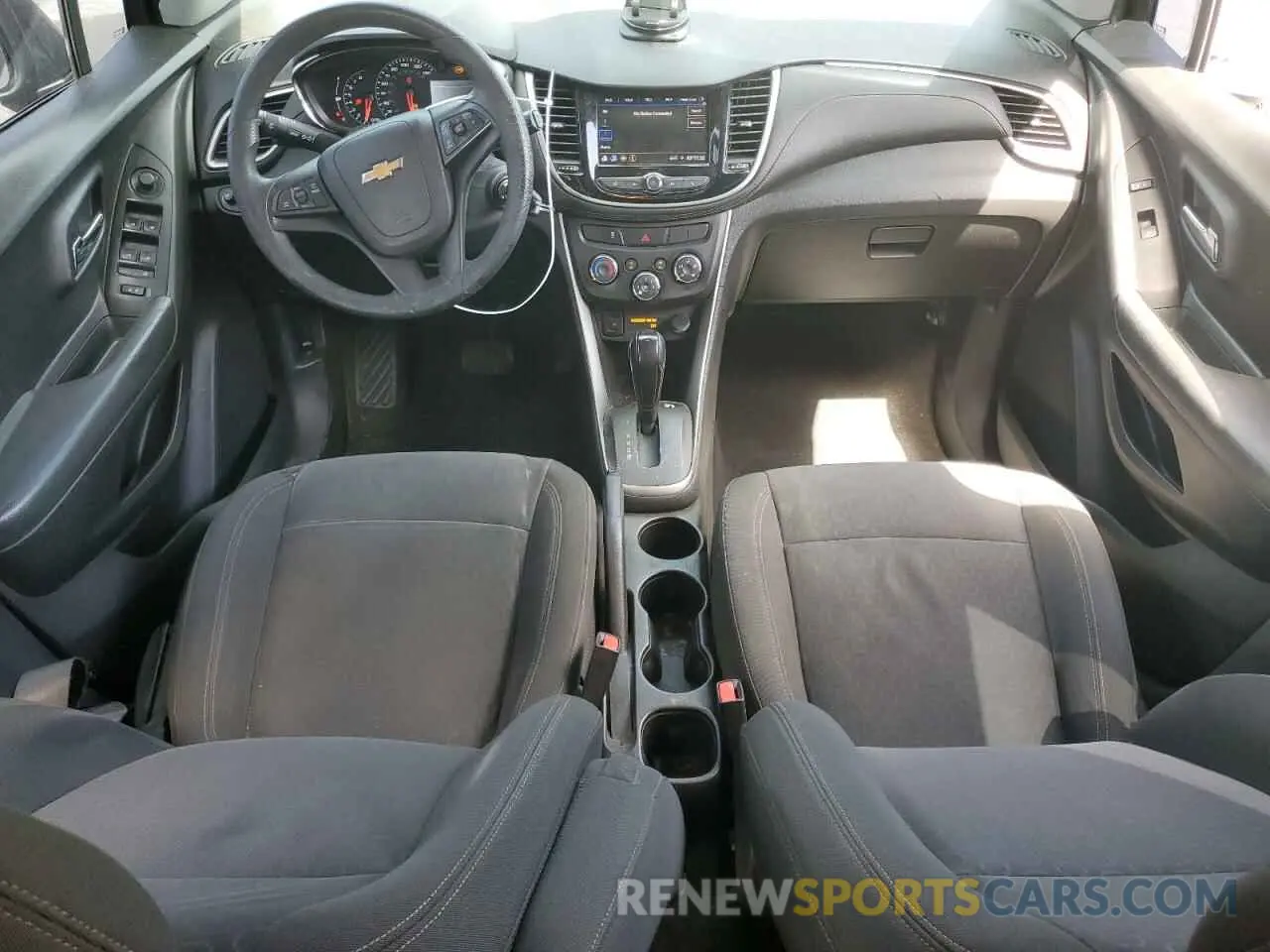 8 Photograph of a damaged car KL7CJKSB6LB331238 CHEVROLET TRAX 2020