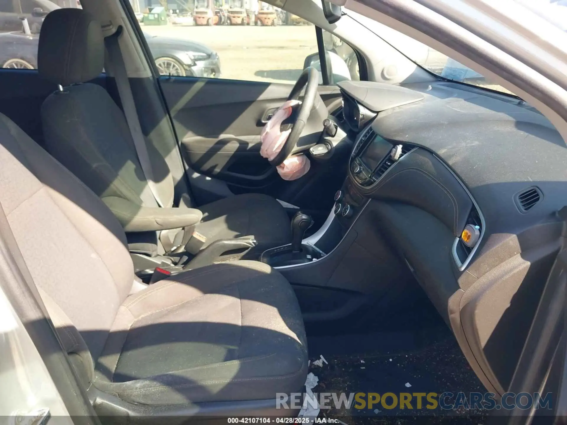 5 Photograph of a damaged car KL7CJKSB8LB033001 CHEVROLET TRAX 2020