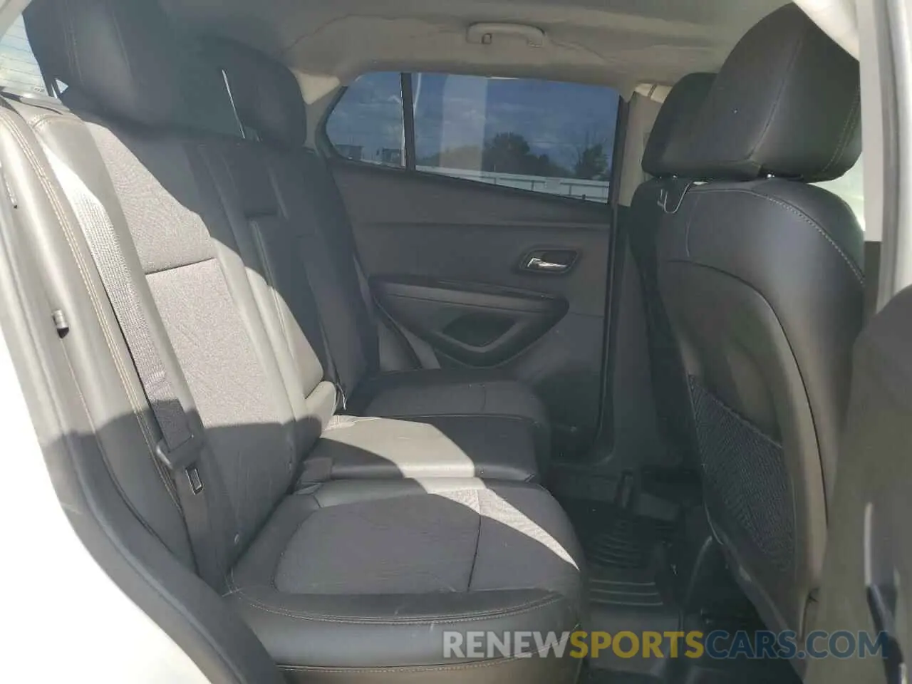 11 Photograph of a damaged car KL7CJLSB1LB043942 CHEVROLET TRAX 2020