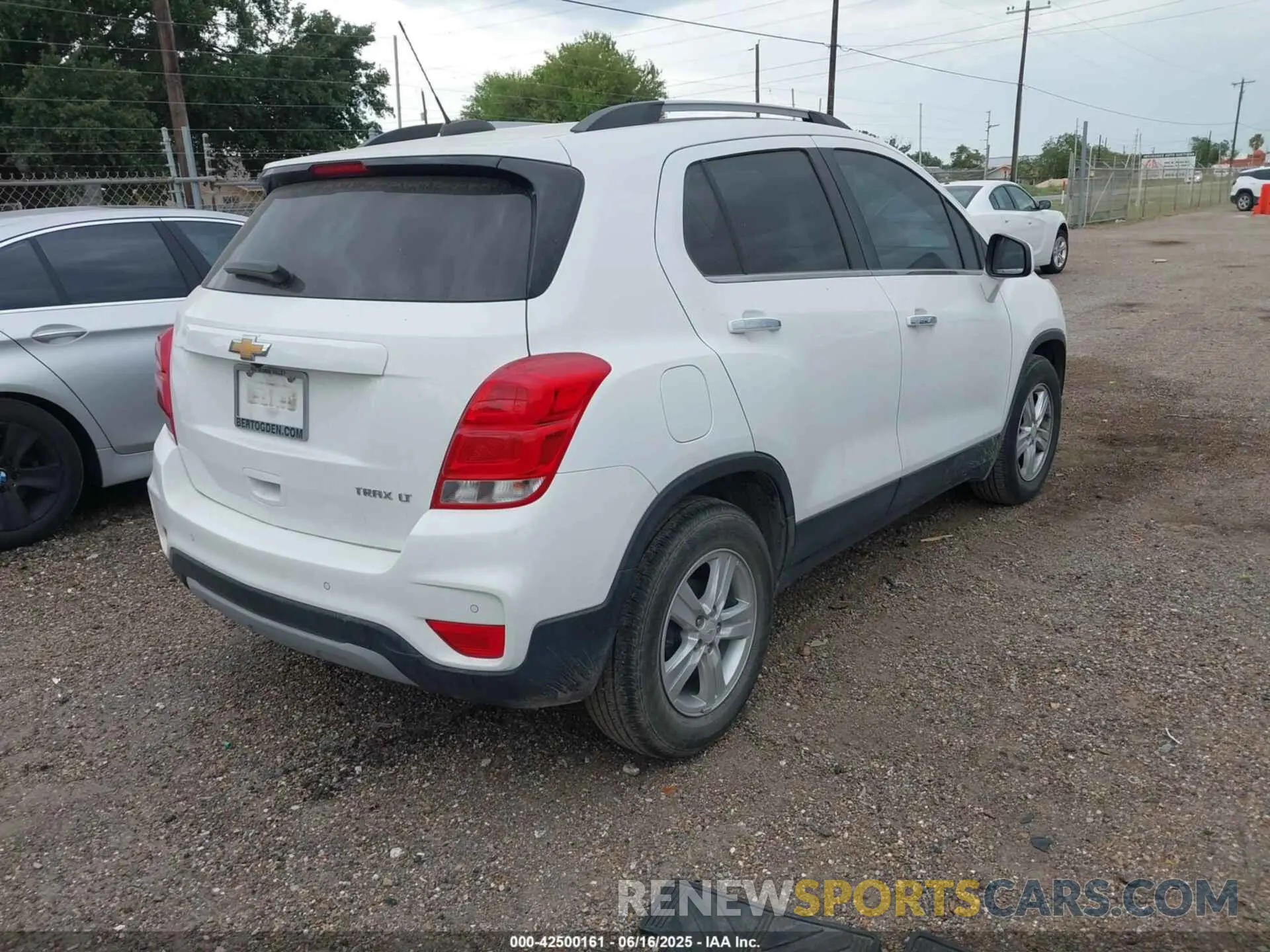 4 Photograph of a damaged car KL7CJLSB1LB058487 CHEVROLET TRAX 2020