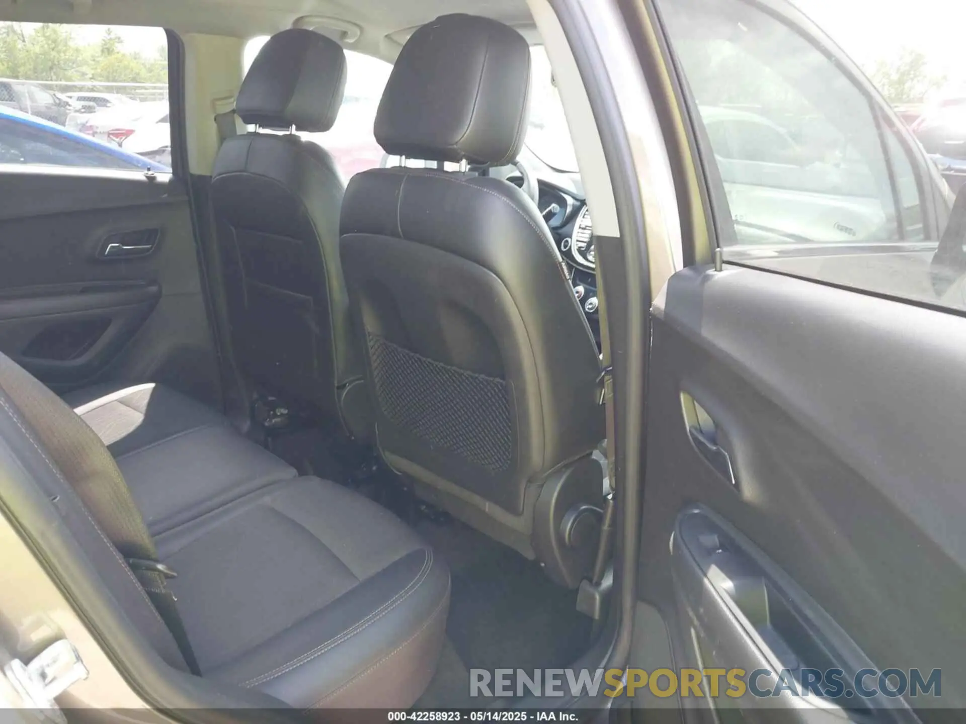 8 Photograph of a damaged car KL7CJLSB1LB336157 CHEVROLET TRAX 2020