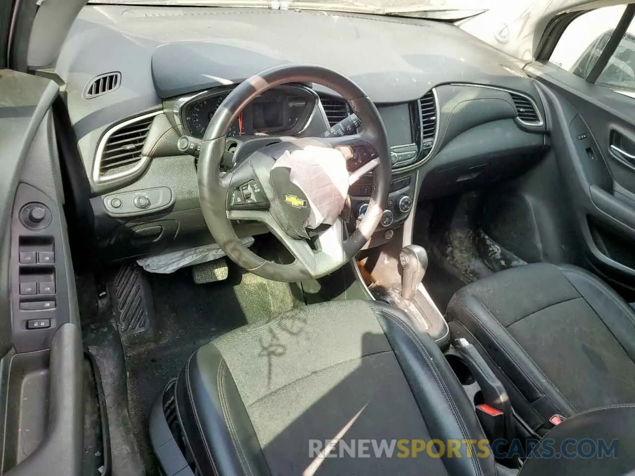 8 Photograph of a damaged car KL7CJLSB2LB336829 CHEVROLET TRAX 2020