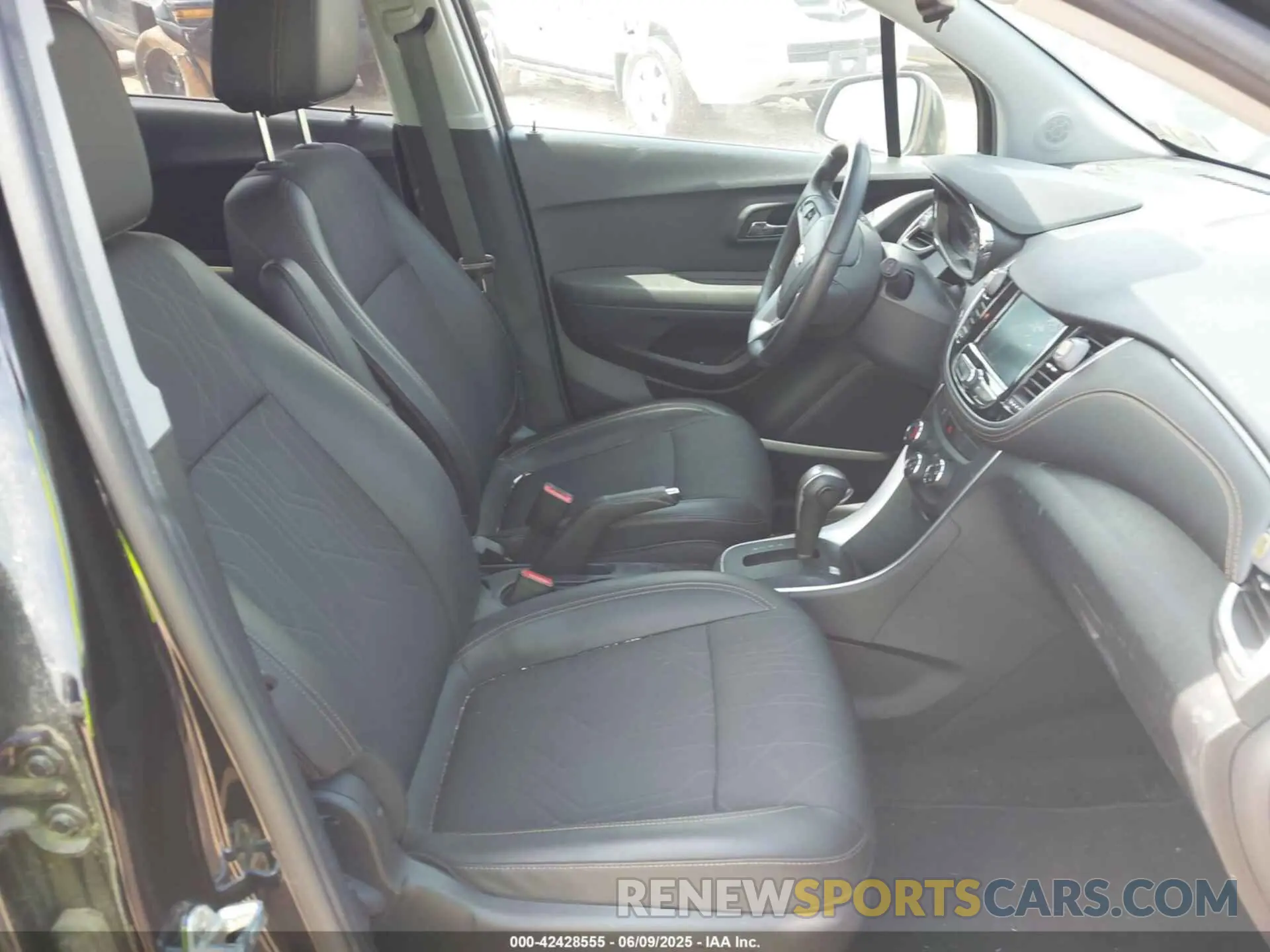 5 Photograph of a damaged car KL7CJLSB6LB007664 CHEVROLET TRAX 2020