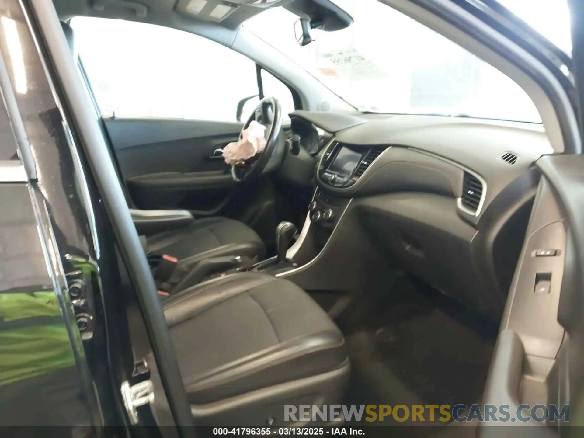 5 Photograph of a damaged car KL7CJLSB6LB018843 CHEVROLET TRAX 2020