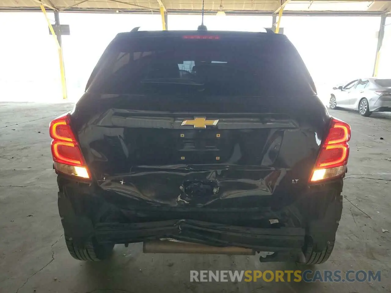 6 Photograph of a damaged car KL7CJLSBXLB011572 CHEVROLET TRAX 2020